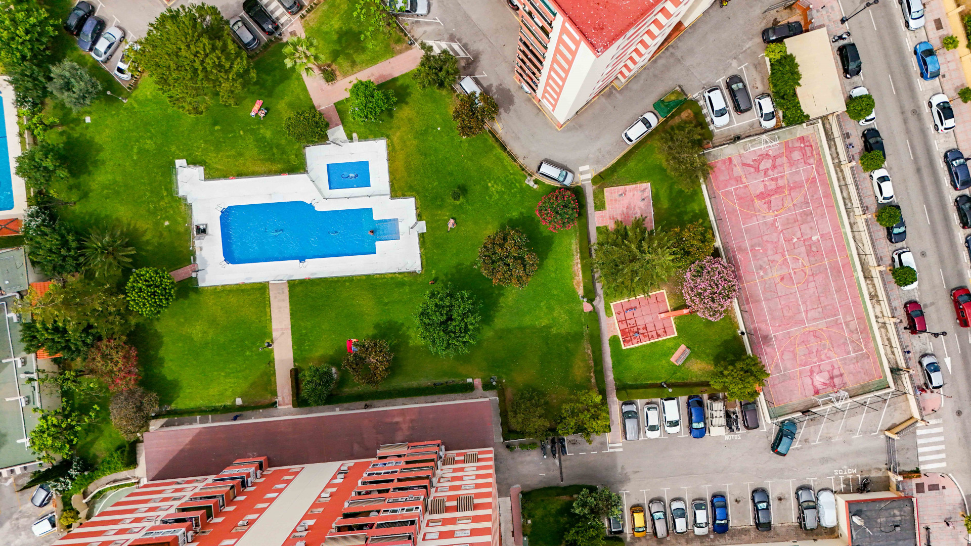 Luminoso piso reformado a solo 500 m de la playa de Fuengirola. 2 dormitorios + comedor, 2 baños, cocina amplia, balcón y zonas comunes con piscina y pista deportiva. Segunda planta con ascensor.