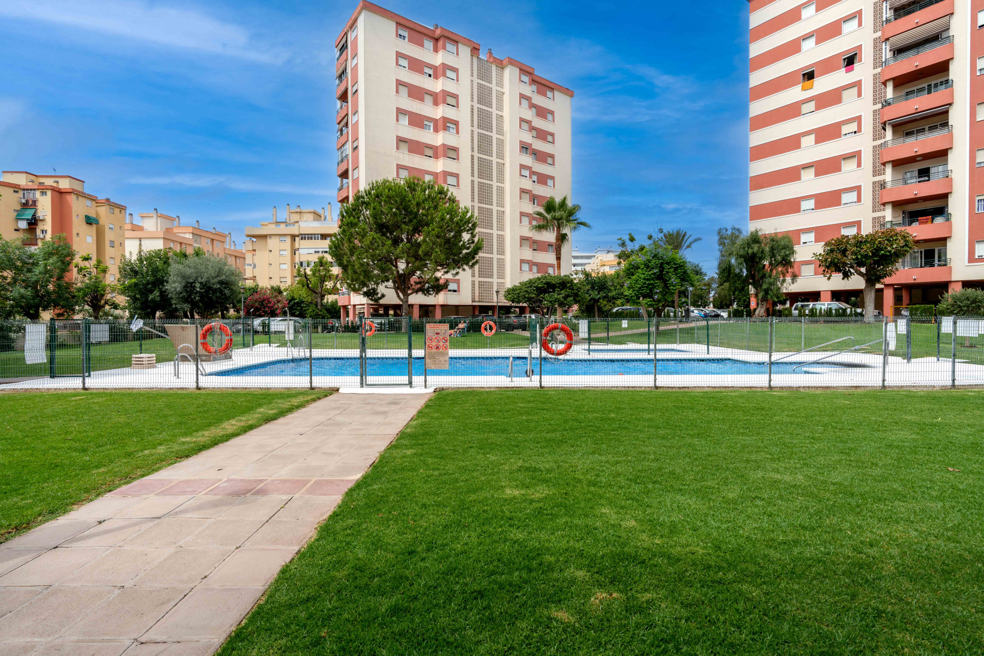 Luminoso piso reformado a solo 500 m de la playa de Fuengirola. 2 dormitorios + comedor, 2 baños, cocina amplia, balcón y zonas comunes con piscina y pista deportiva. Segunda planta con ascensor.