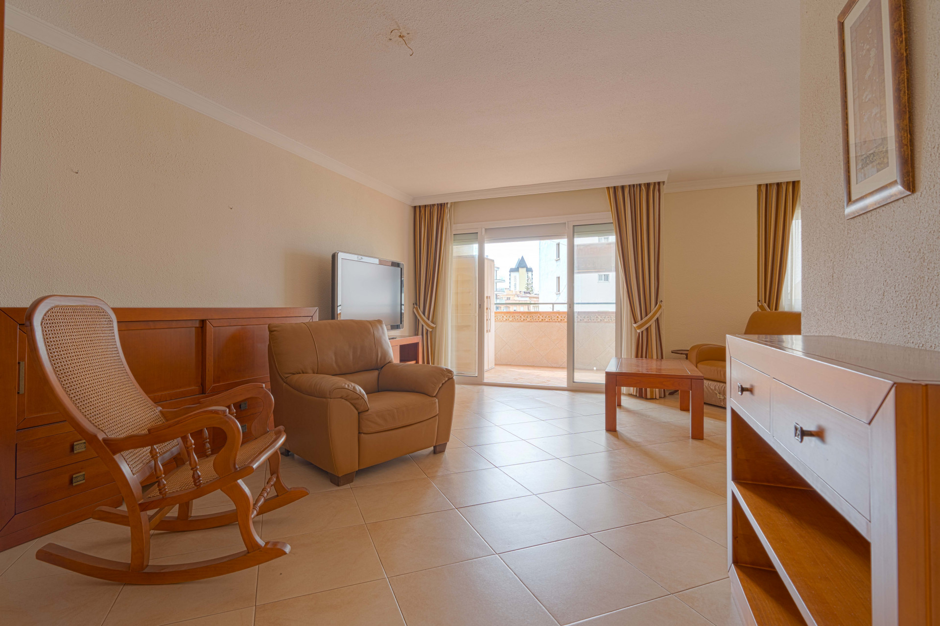Luminoso piso reformado a solo 500 m de la playa de Fuengirola. 2 dormitorios + comedor, 2 baños, cocina amplia, balcón y zonas comunes con piscina y pista deportiva. Segunda planta con ascensor.