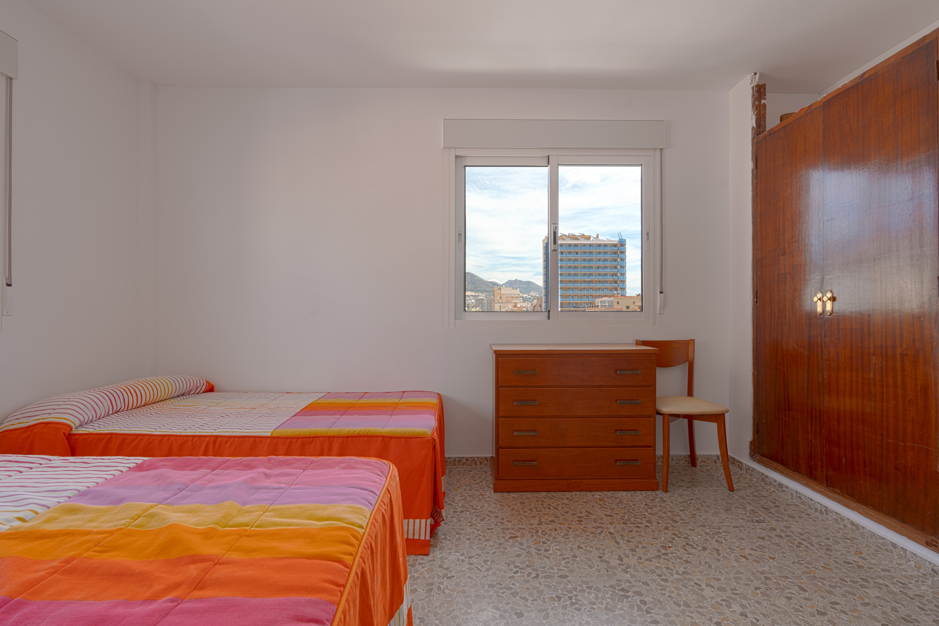 Seventh-floor apartment with 4 bedrooms and 3 bathrooms, 50 meters from the sea in Fuengirola. With 183 m² of built area, terraces with unobstructed views and plenty of natural light. Ideal for updating.