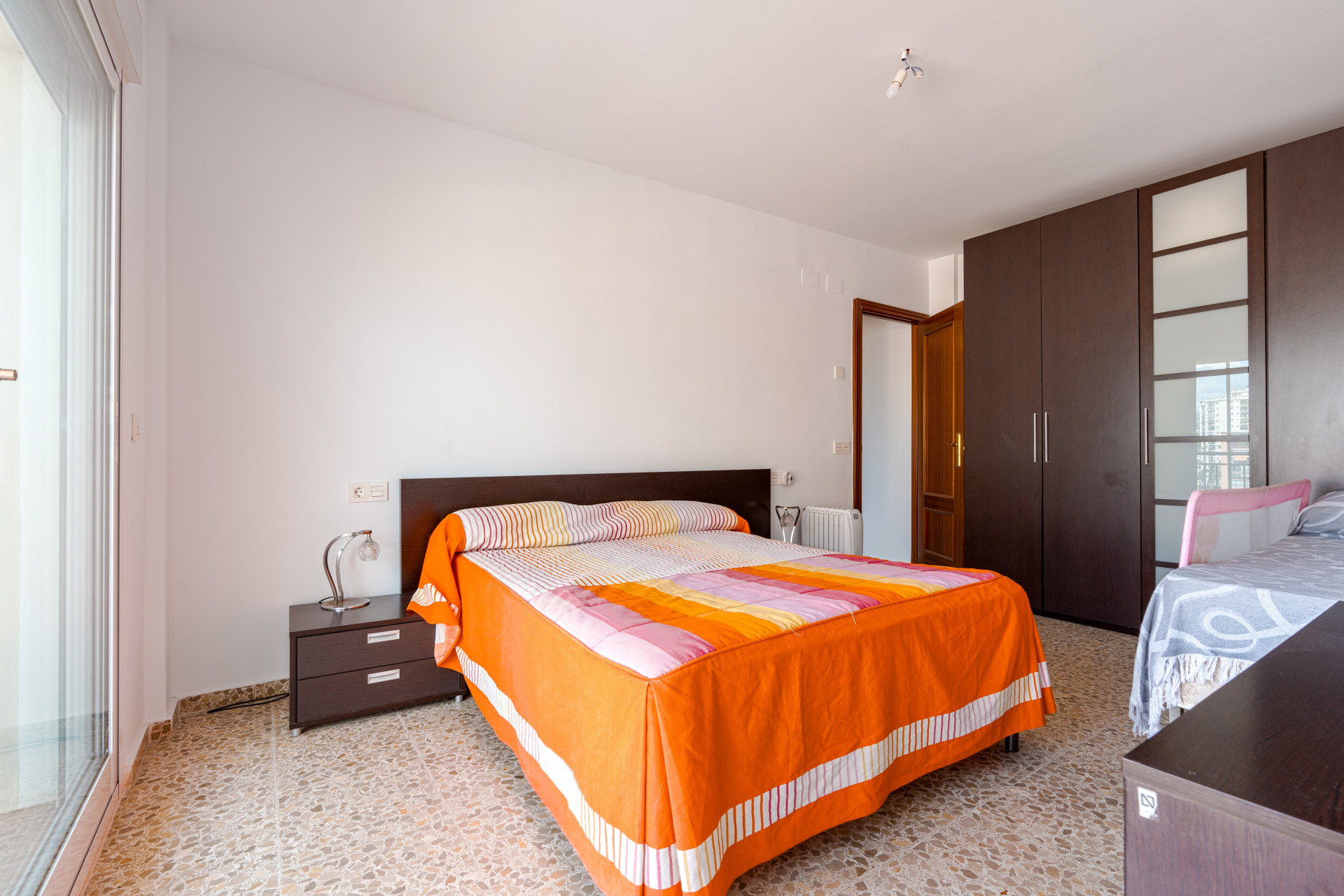 Seventh-floor apartment with 4 bedrooms and 3 bathrooms, 50 meters from the sea in Fuengirola. With 183 m² of built area, terraces with unobstructed views and plenty of natural light. Ideal for updating.