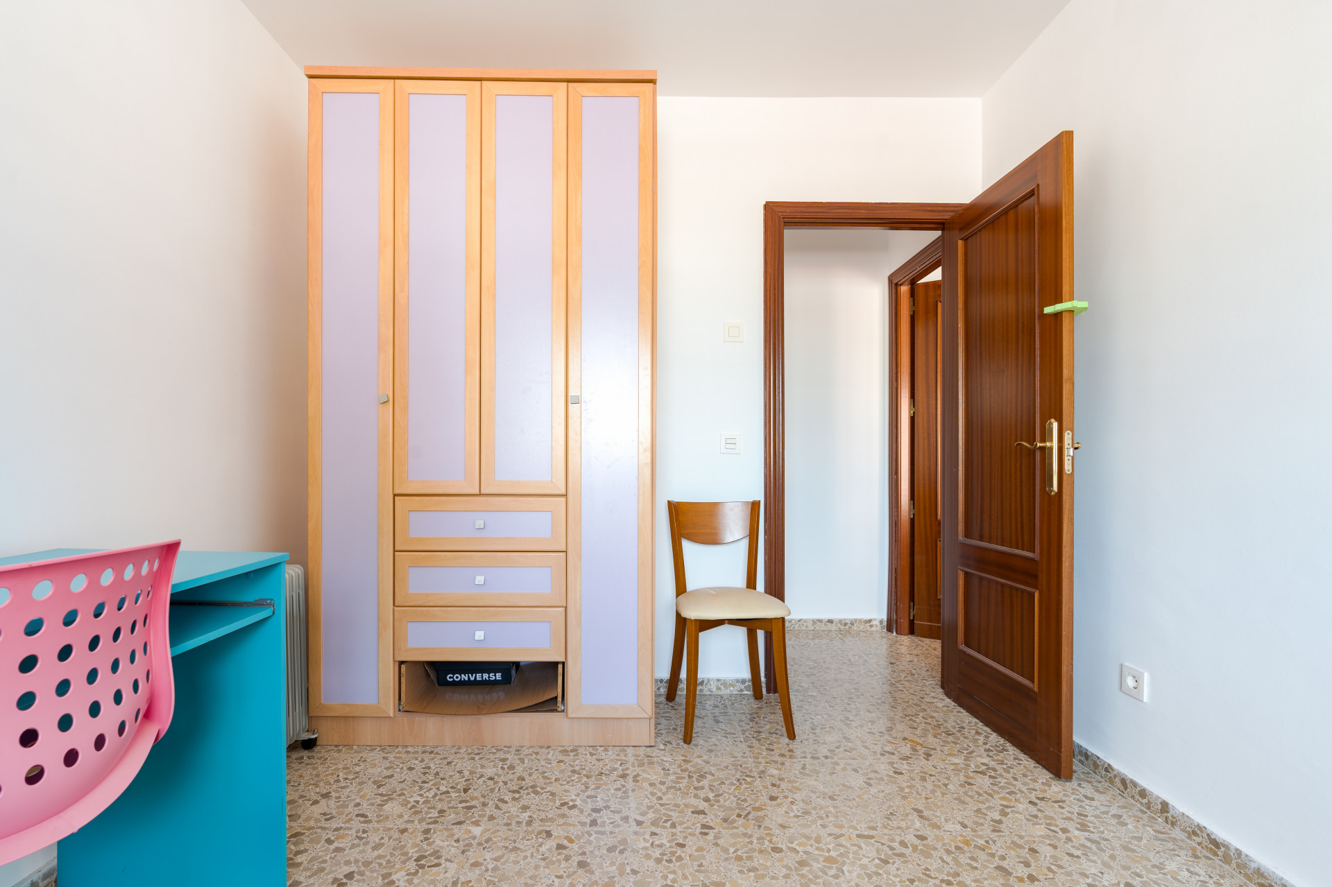 Seventh-floor apartment with 4 bedrooms and 3 bathrooms, 50 meters from the sea in Fuengirola. With 183 m² of built area, terraces with unobstructed views and plenty of natural light. Ideal for updating.