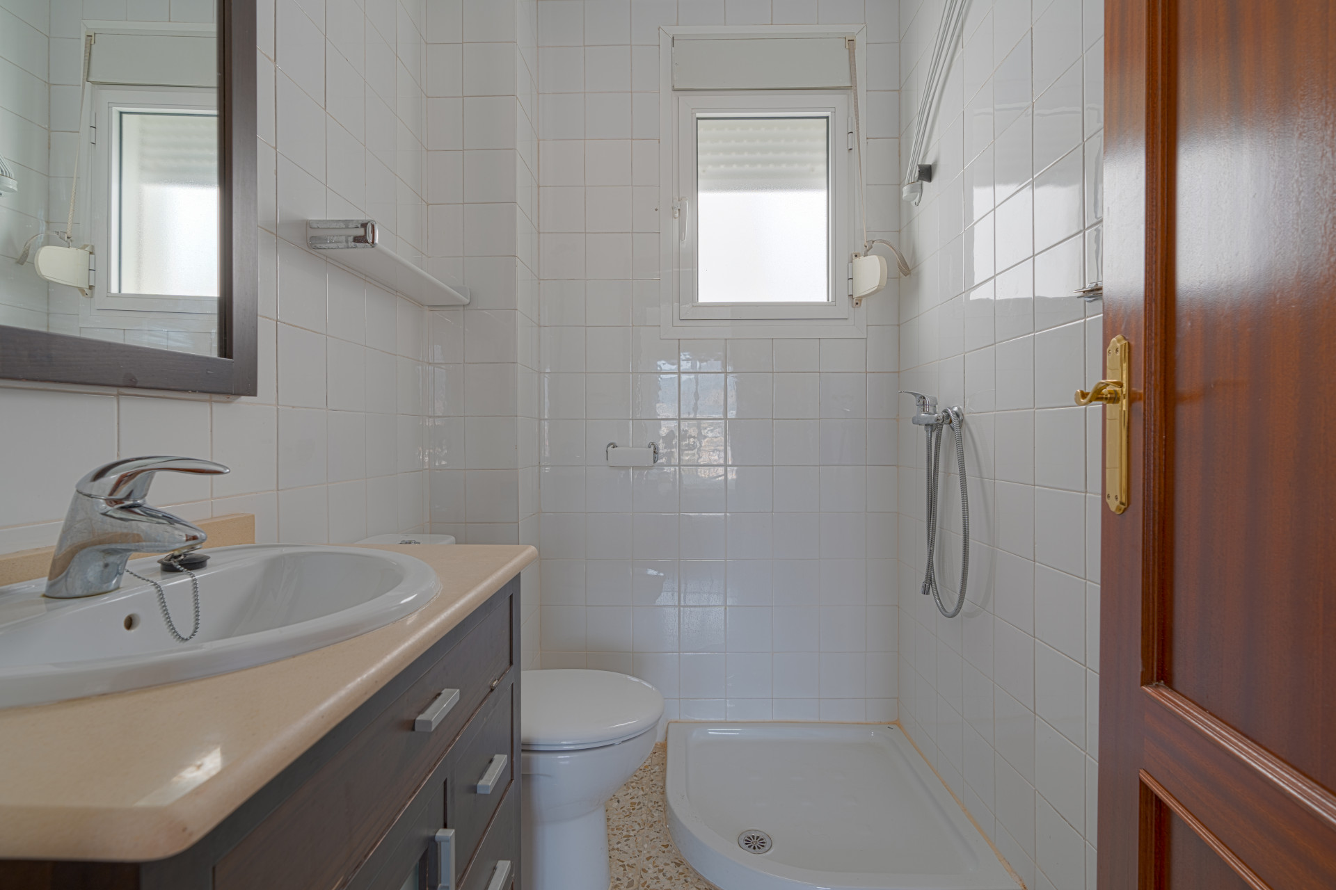 Seventh-floor apartment with 4 bedrooms and 3 bathrooms, 50 meters from the sea in Fuengirola. With 183 m² of built area, terraces with unobstructed views and plenty of natural light. Ideal for updating.