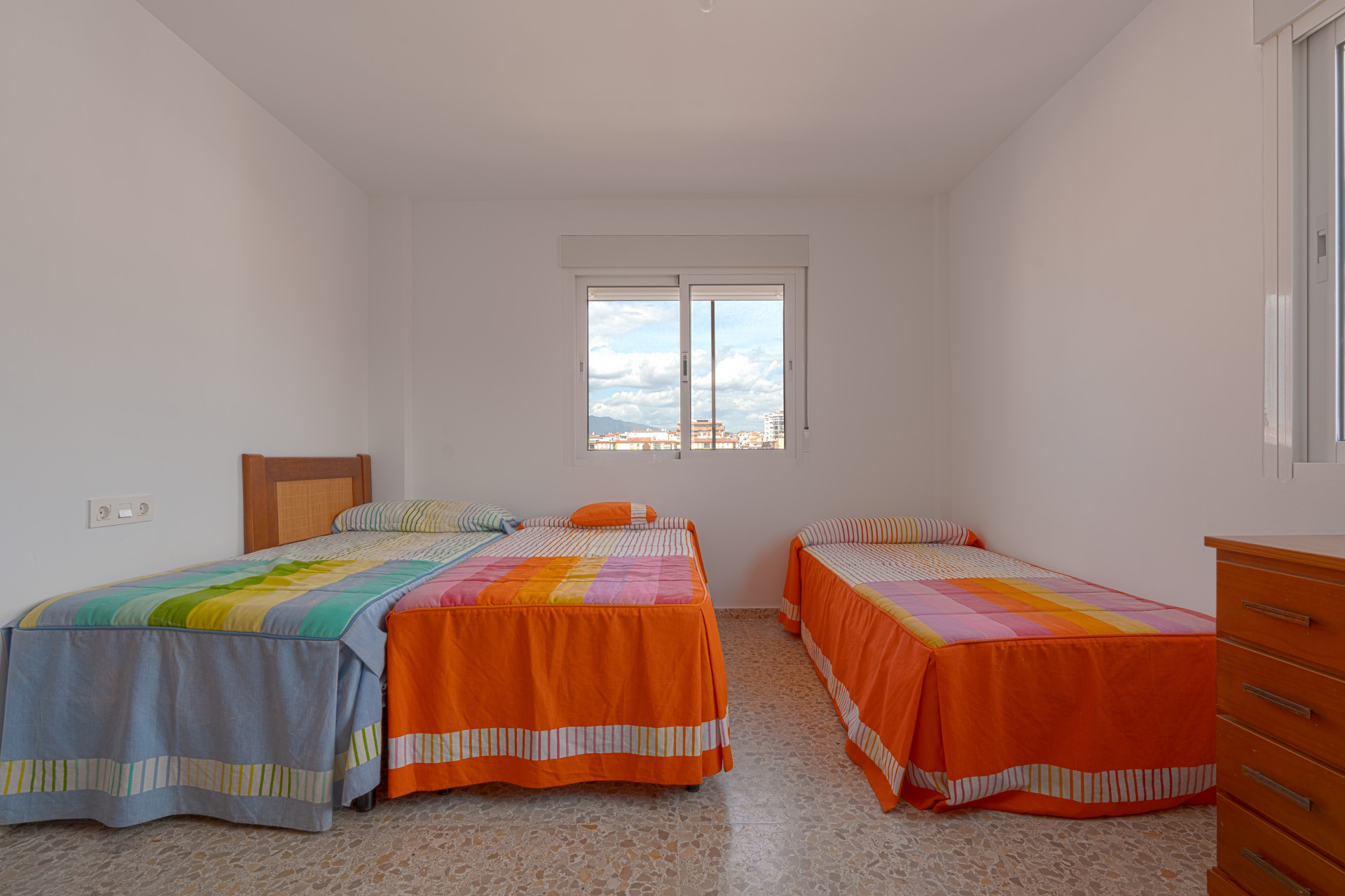 Seventh-floor apartment with 4 bedrooms and 3 bathrooms, 50 meters from the sea in Fuengirola. With 183 m² of built area, terraces with unobstructed views and plenty of natural light. Ideal for updating.