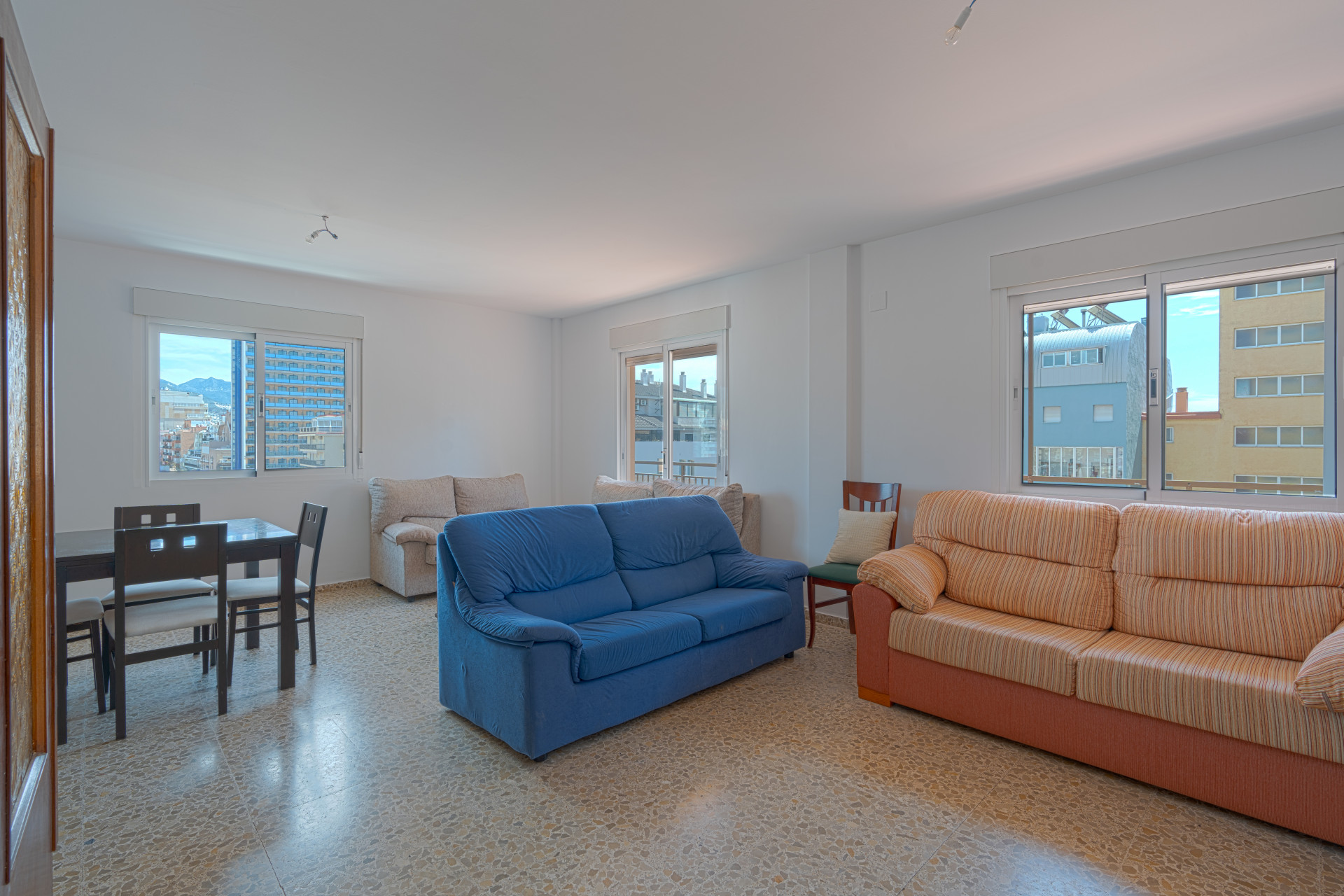 Seventh-floor apartment with 4 bedrooms and 3 bathrooms, 50 meters from the sea in Fuengirola. With 183 m² of built area, terraces with unobstructed views and plenty of natural light. Ideal for updating.