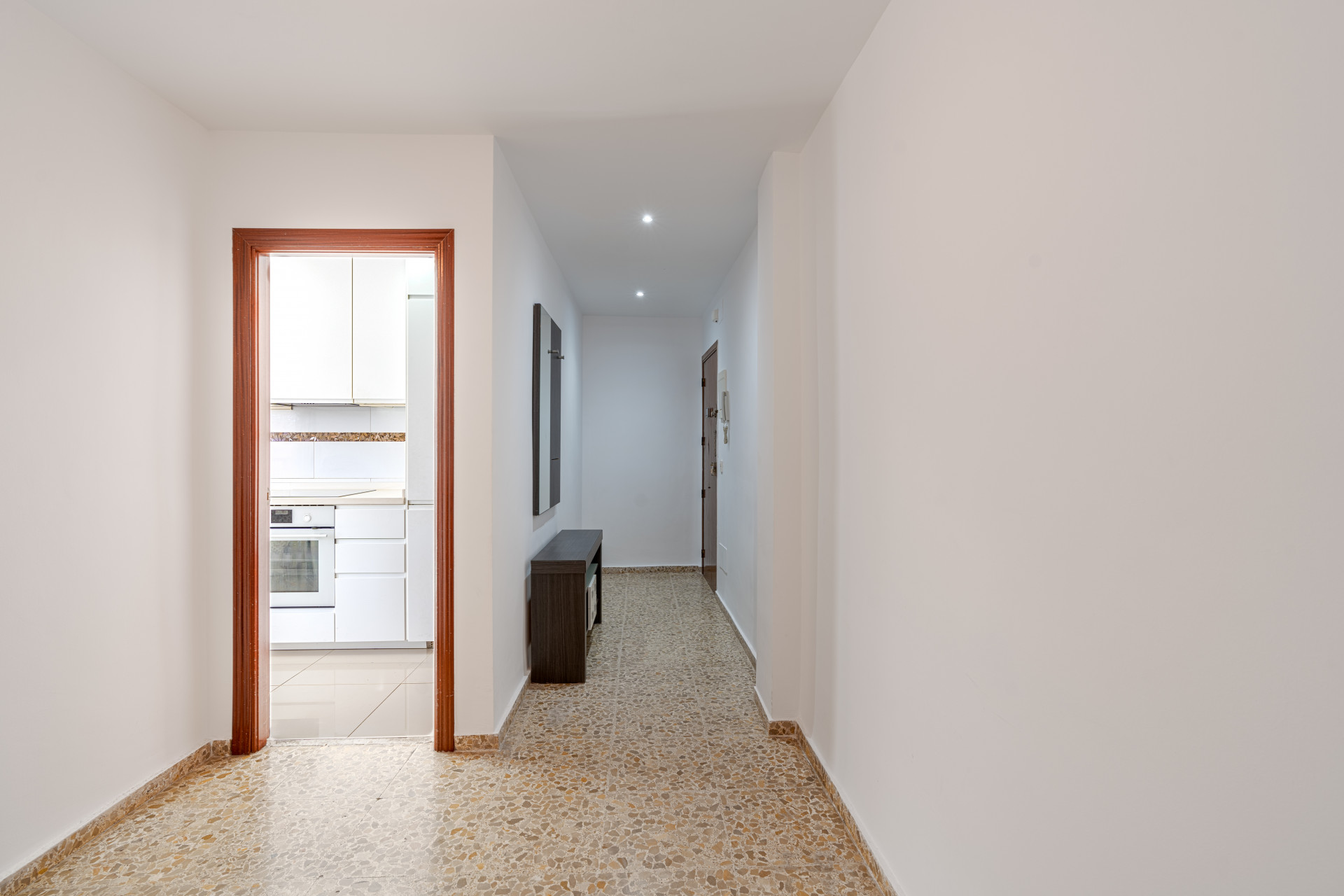 Seventh-floor apartment with 4 bedrooms and 3 bathrooms, 50 meters from the sea in Fuengirola. With 183 m² of built area, terraces with unobstructed views and plenty of natural light. Ideal for updating.