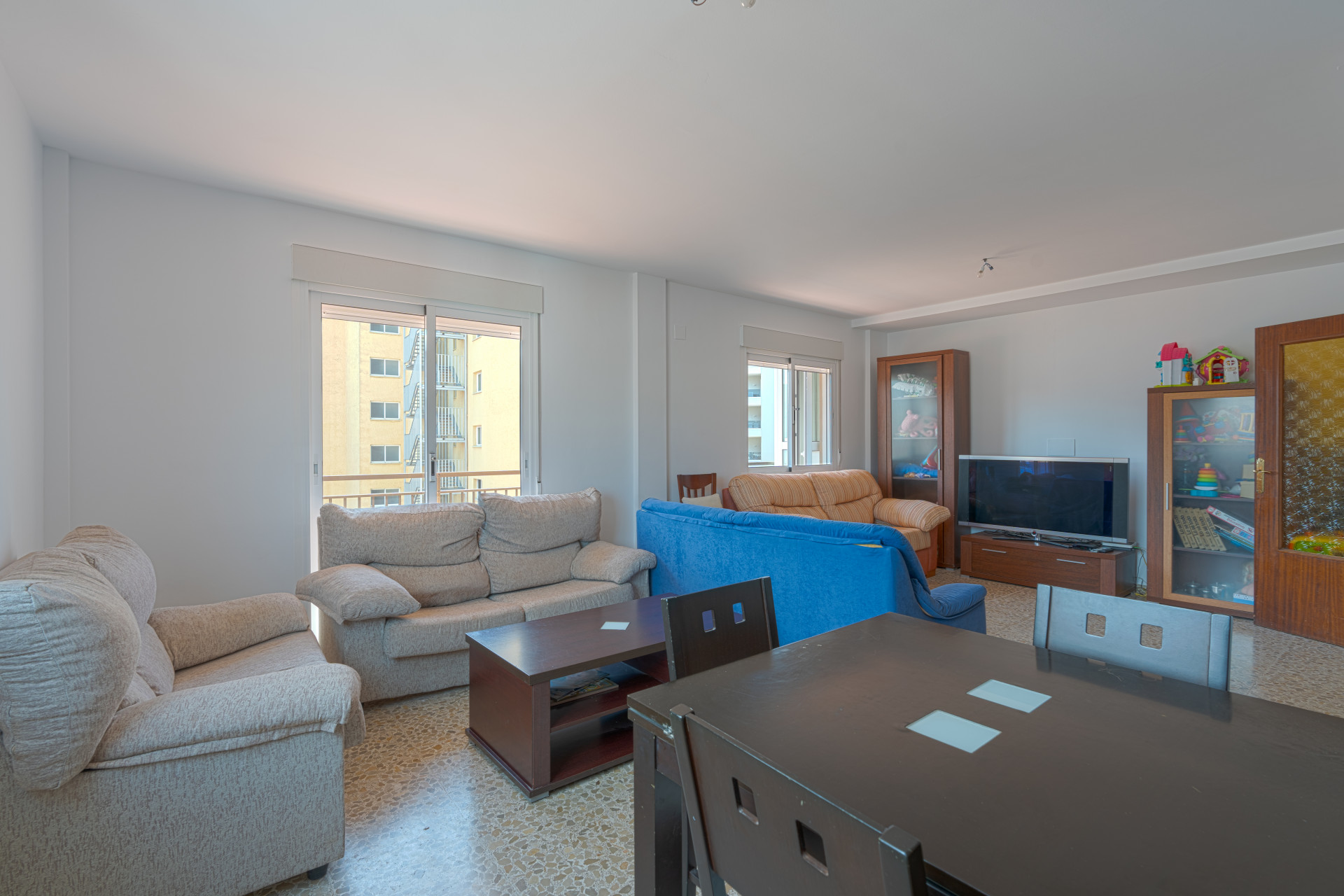 Seventh-floor apartment with 4 bedrooms and 3 bathrooms, 50 meters from the sea in Fuengirola. With 183 m² of built area, terraces with unobstructed views and plenty of natural light. Ideal for updating.