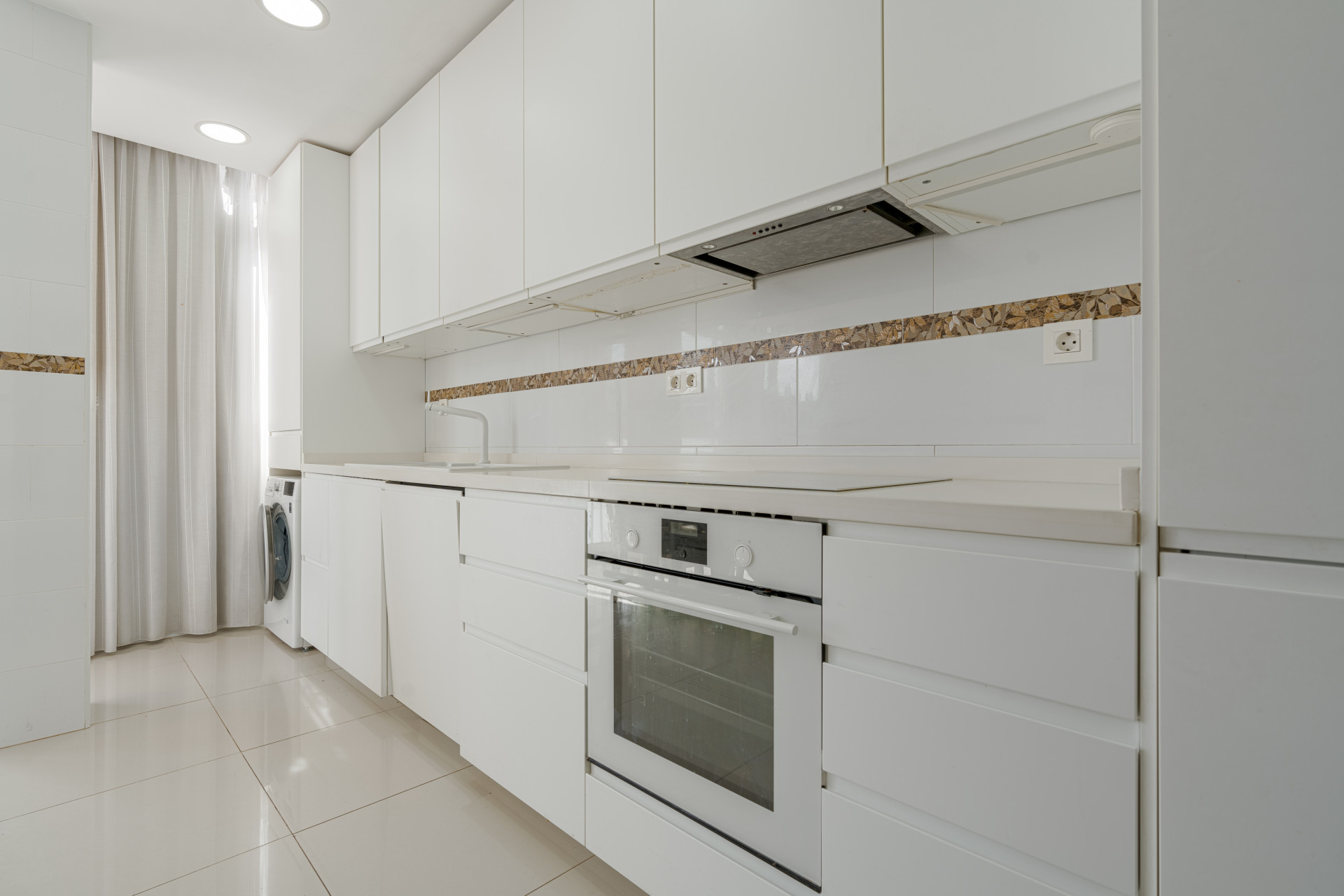 Seventh-floor apartment with 4 bedrooms and 3 bathrooms, 50 meters from the sea in Fuengirola. With 183 m² of built area, terraces with unobstructed views and plenty of natural light. Ideal for updating.