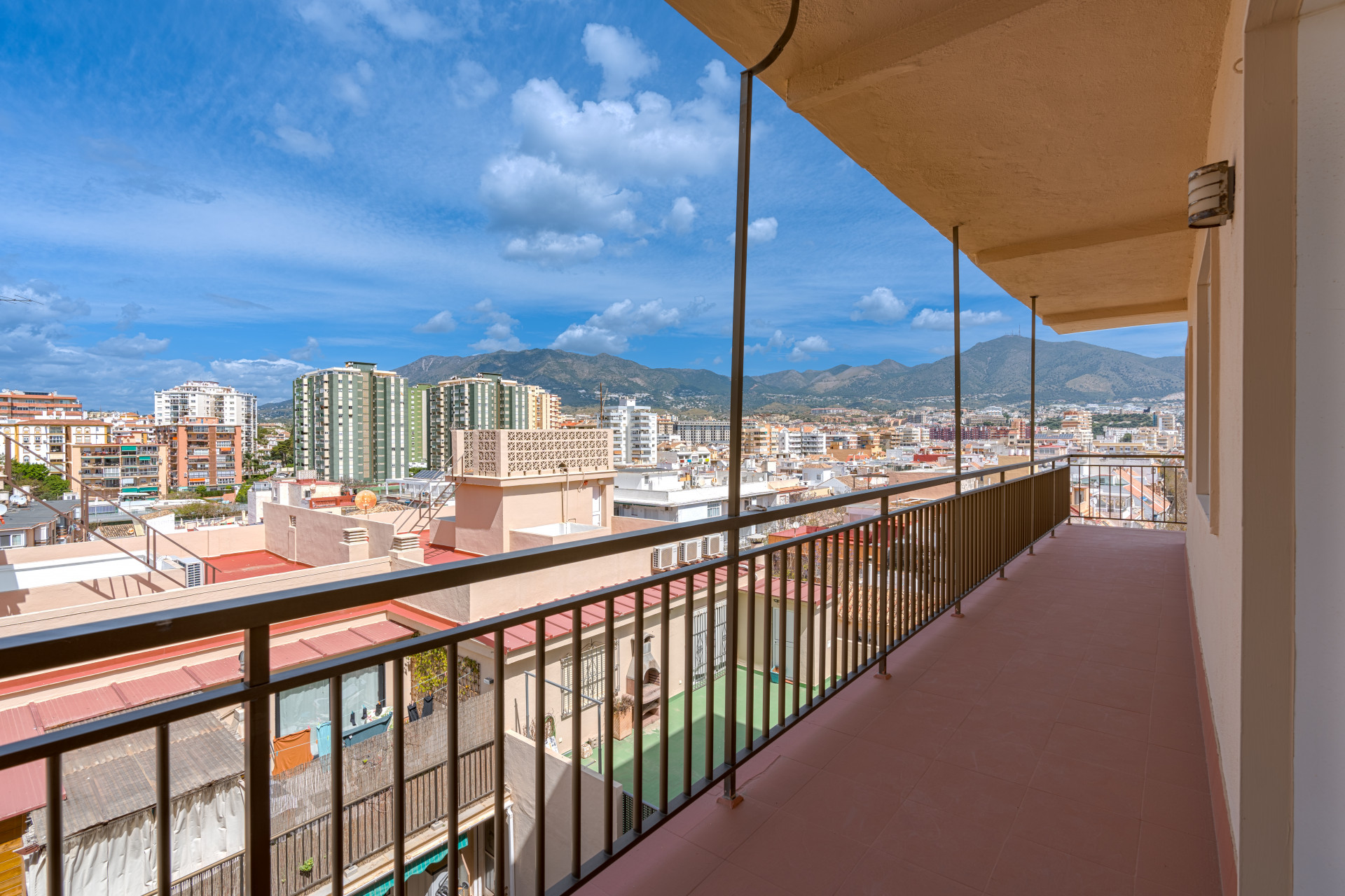 Seventh-floor apartment with 4 bedrooms and 3 bathrooms, 50 meters from the sea in Fuengirola. With 183 m² of built area, terraces with unobstructed views and plenty of natural light. Ideal for updating.