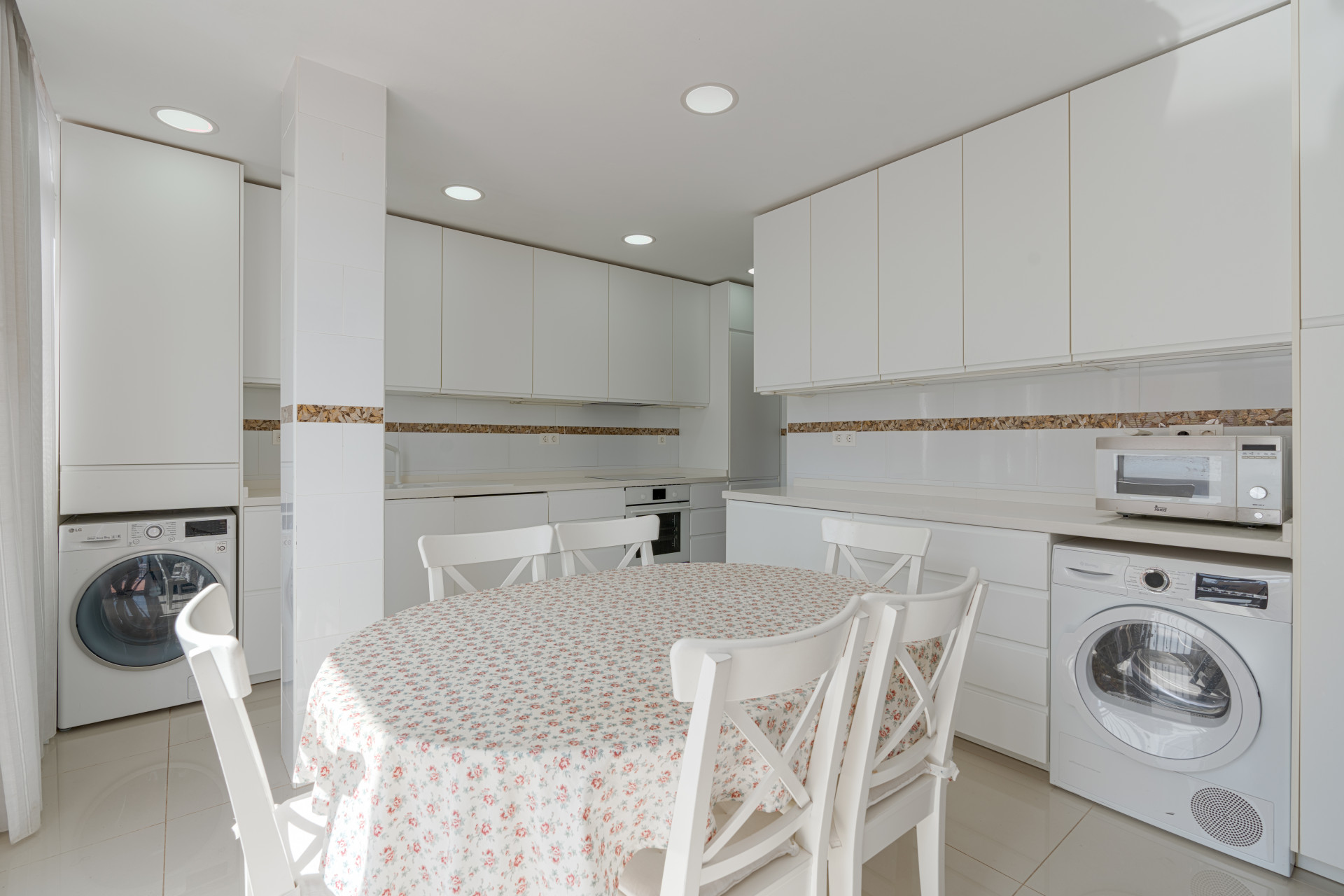 Seventh-floor apartment with 4 bedrooms and 3 bathrooms, 50 meters from the sea in Fuengirola. With 183 m² of built area, terraces with unobstructed views and plenty of natural light. Ideal for updating.