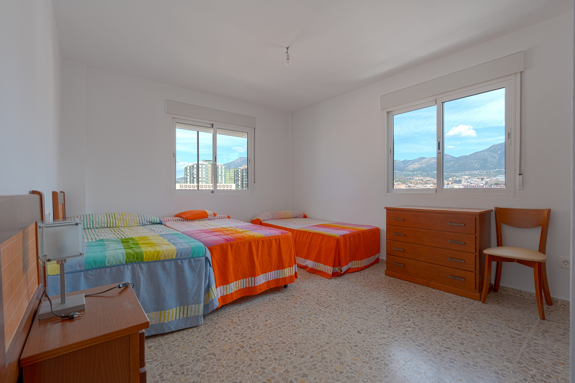 Seventh-floor apartment with 4 bedrooms and 3 bathrooms, 50 meters from the sea in Fuengirola. With 183 m² of built area, terraces with unobstructed views and plenty of natural light. Ideal for updating.