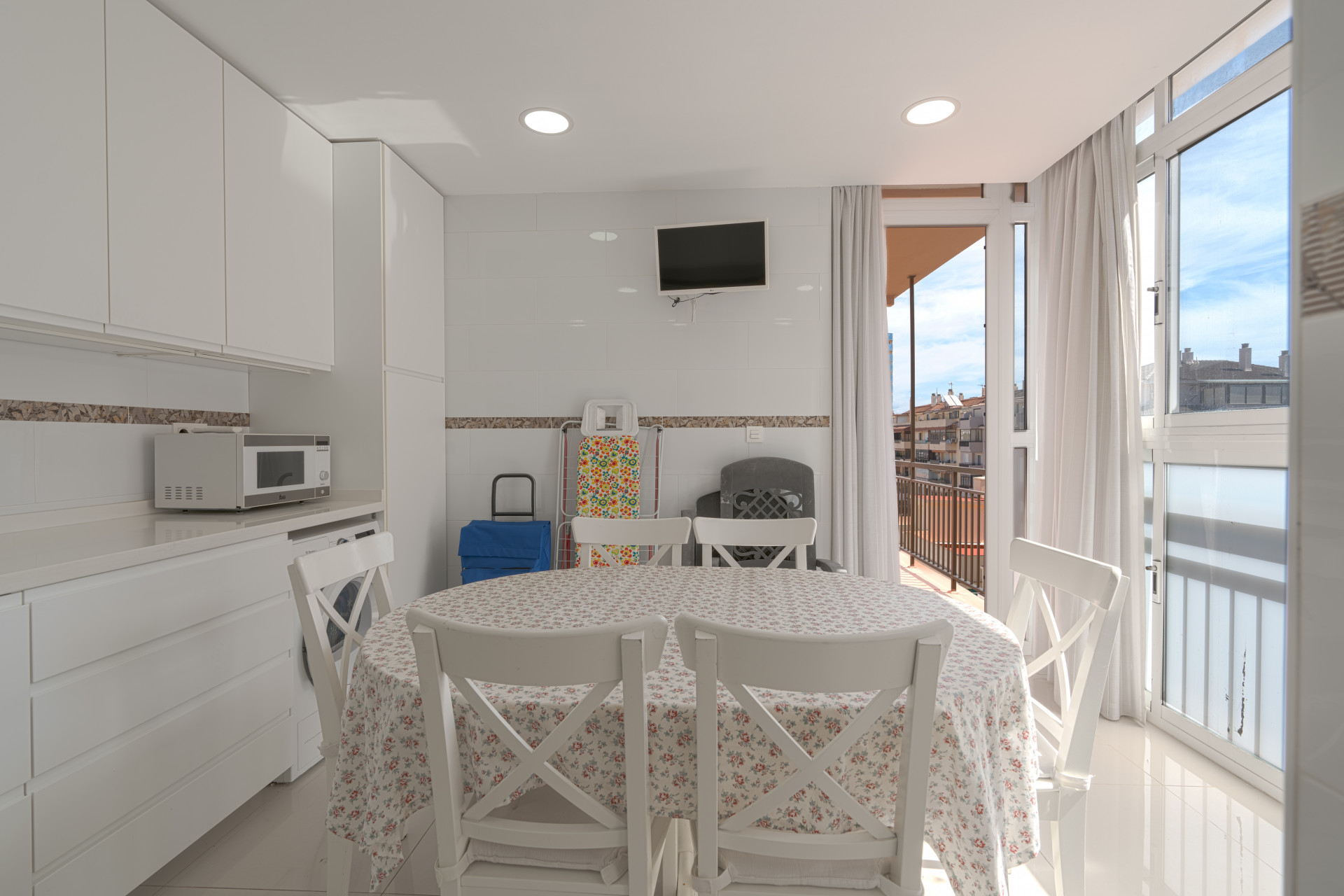 Seventh-floor apartment with 4 bedrooms and 3 bathrooms, 50 meters from the sea in Fuengirola. With 183 m² of built area, terraces with unobstructed views and plenty of natural light. Ideal for updating.