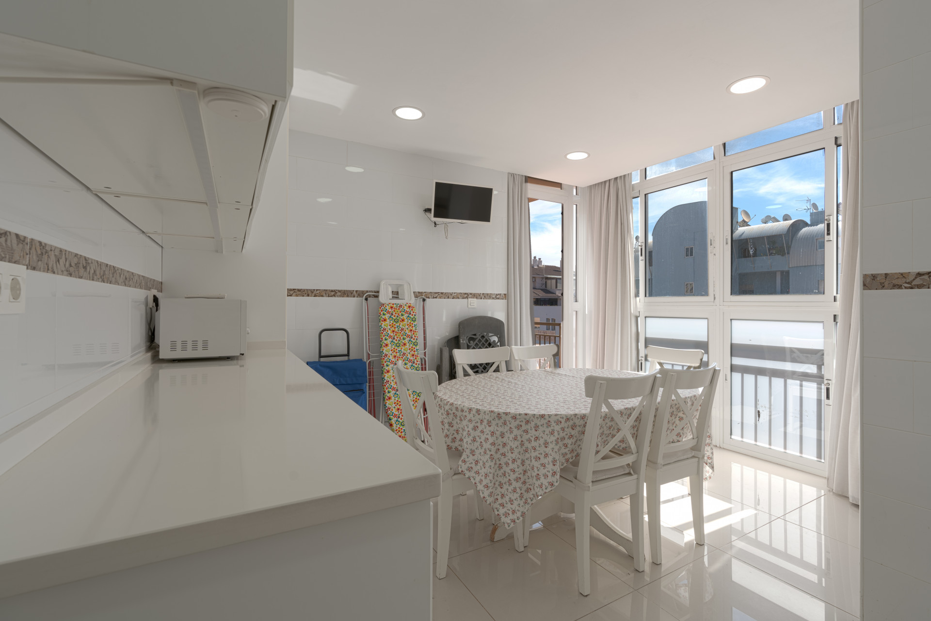 Seventh-floor apartment with 4 bedrooms and 3 bathrooms, 50 meters from the sea in Fuengirola. With 183 m² of built area, terraces with unobstructed views and plenty of natural light. Ideal for updating.