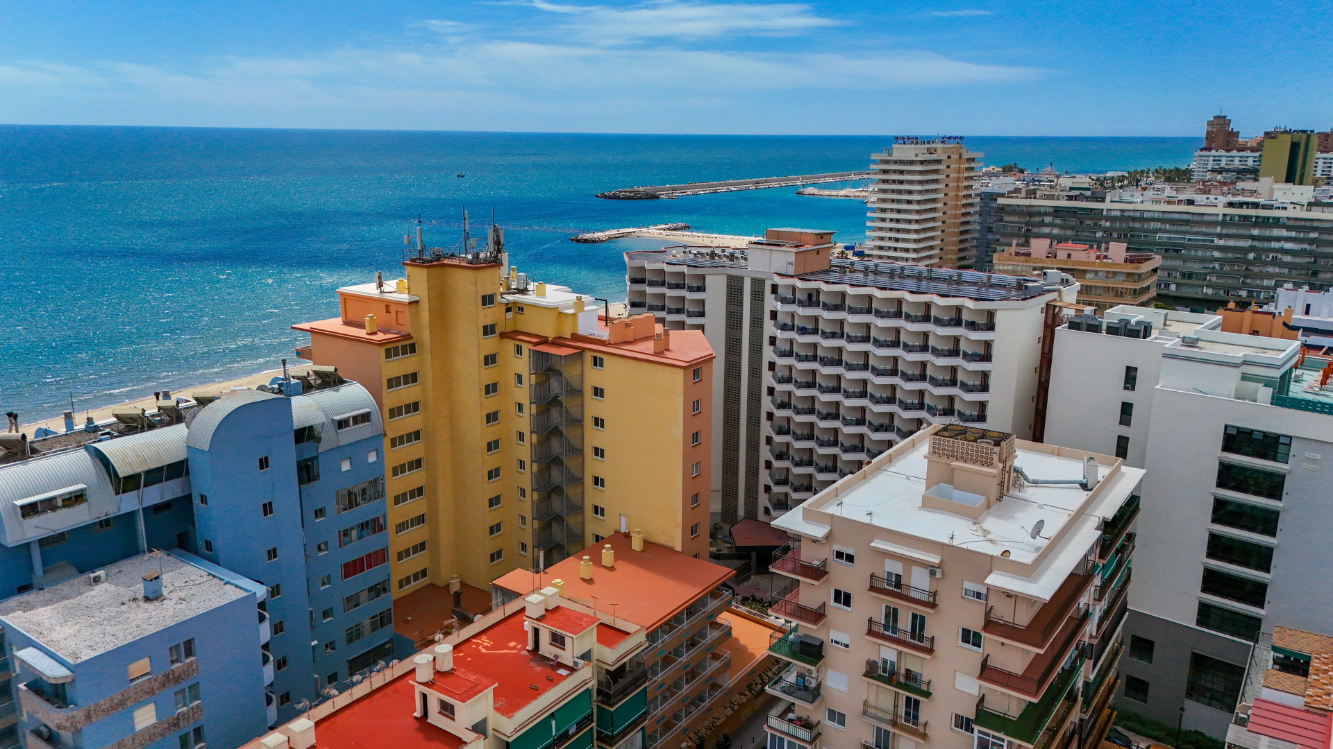 Seventh-floor apartment with 4 bedrooms and 3 bathrooms, 50 meters from the sea in Fuengirola. With 183 m² of built area, terraces with unobstructed views and plenty of natural light. Ideal for updating.