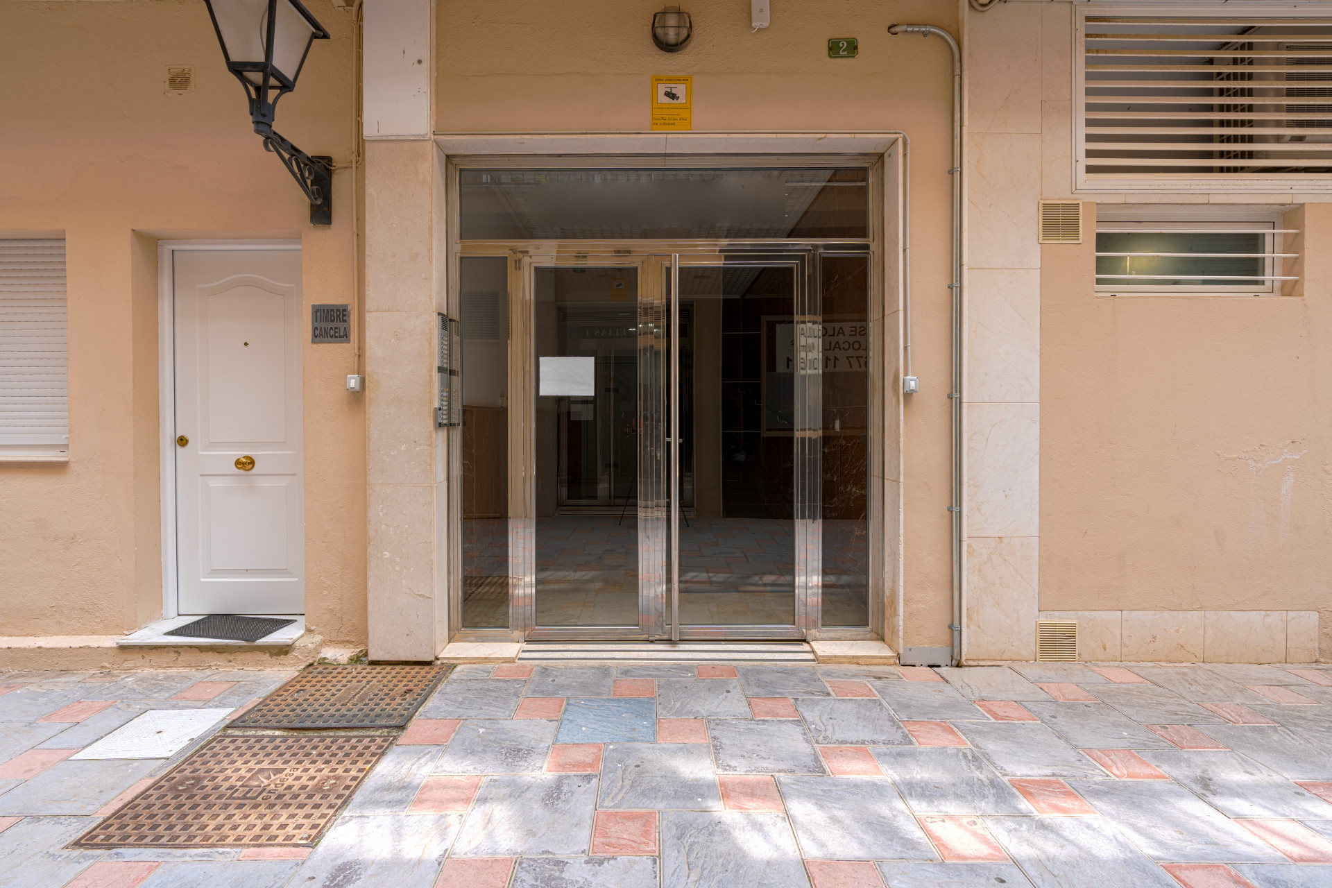 Seventh-floor apartment with 4 bedrooms and 3 bathrooms, 50 meters from the sea in Fuengirola. With 183 m² of built area, terraces with unobstructed views and plenty of natural light. Ideal for updating.