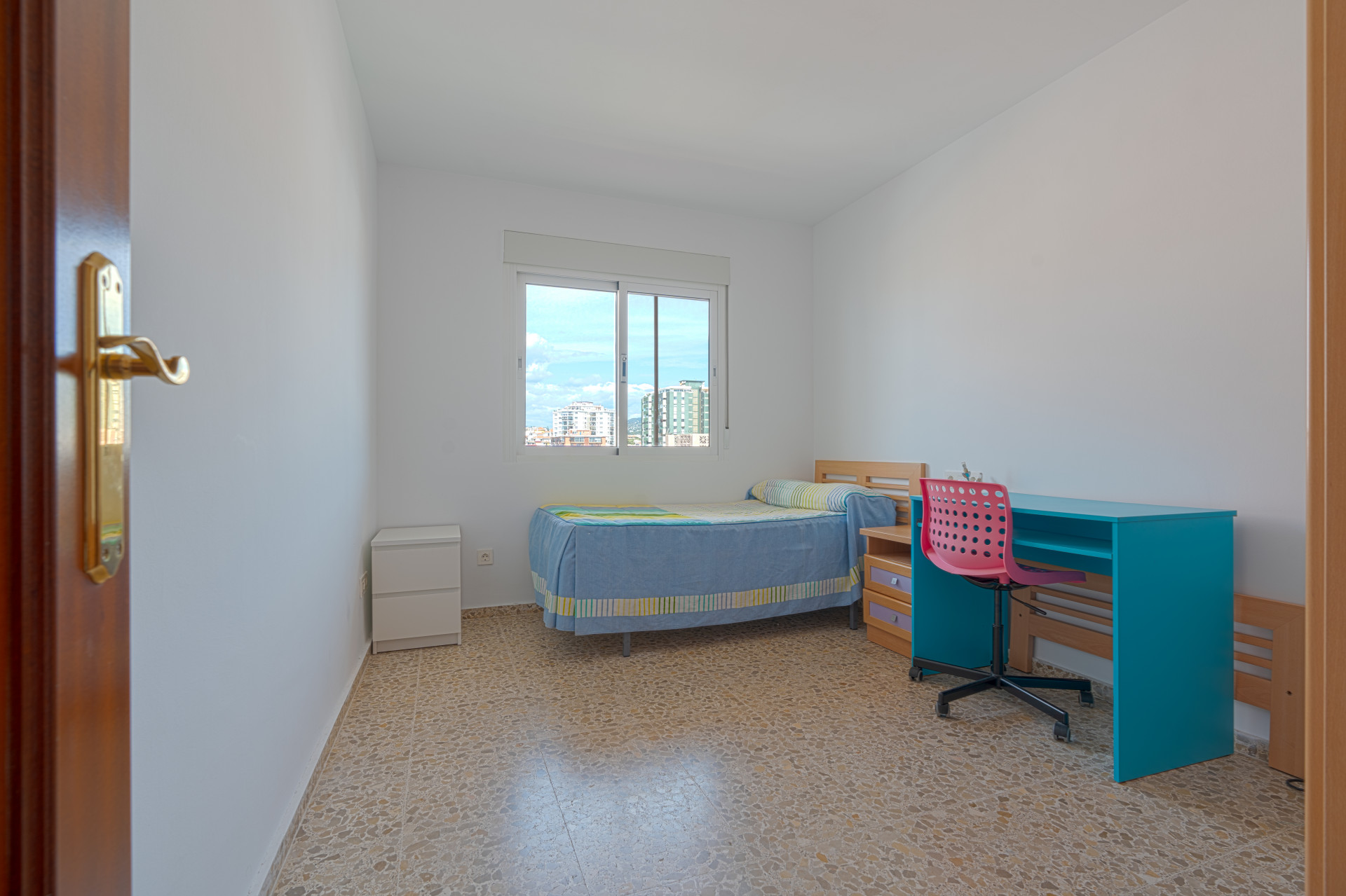 Seventh-floor apartment with 4 bedrooms and 3 bathrooms, 50 meters from the sea in Fuengirola. With 183 m² of built area, terraces with unobstructed views and plenty of natural light. Ideal for updating.