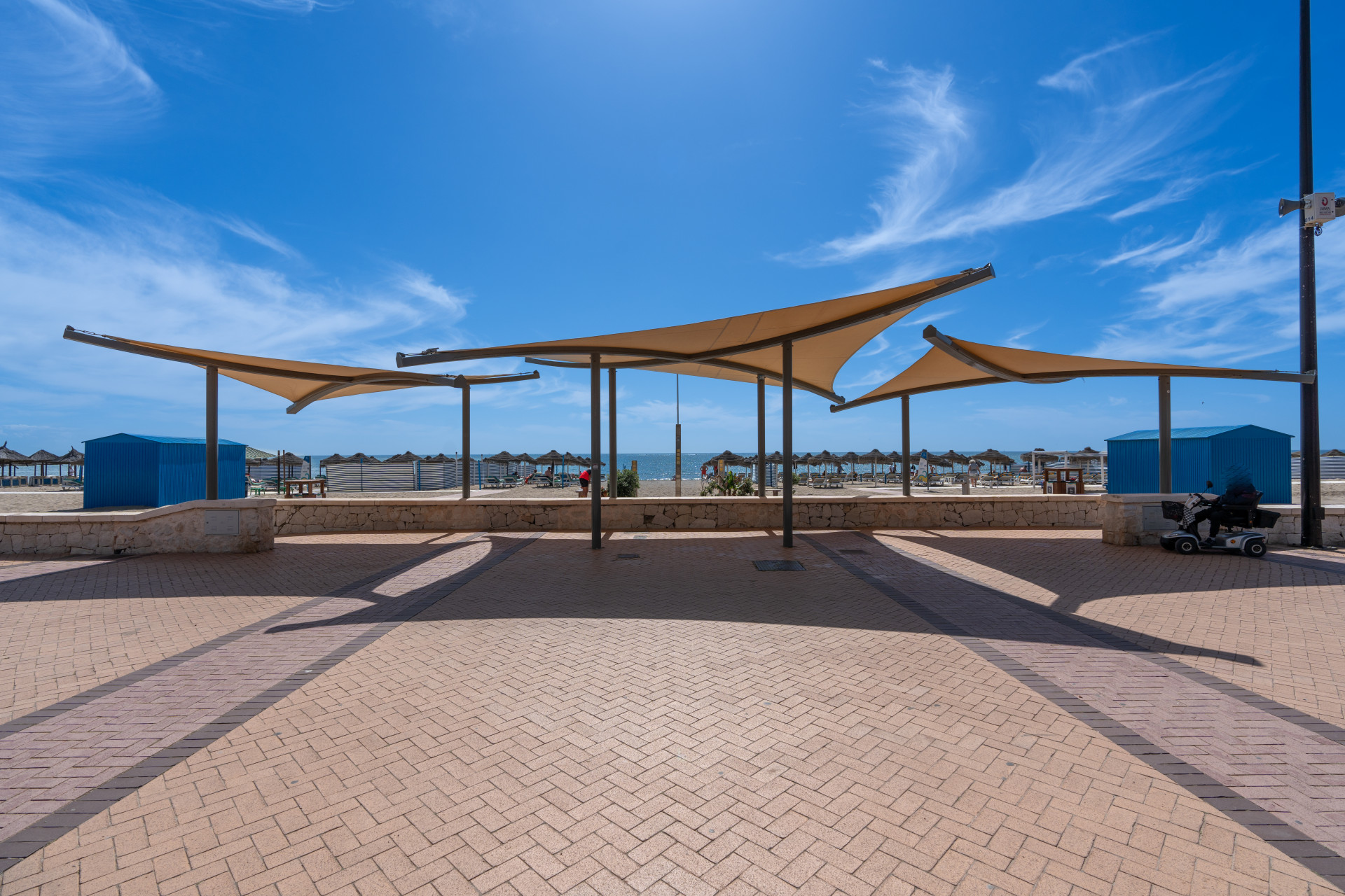 Seventh-floor apartment with 4 bedrooms and 3 bathrooms, 50 meters from the sea in Fuengirola. With 183 m² of built area, terraces with unobstructed views and plenty of natural light. Ideal for updating.