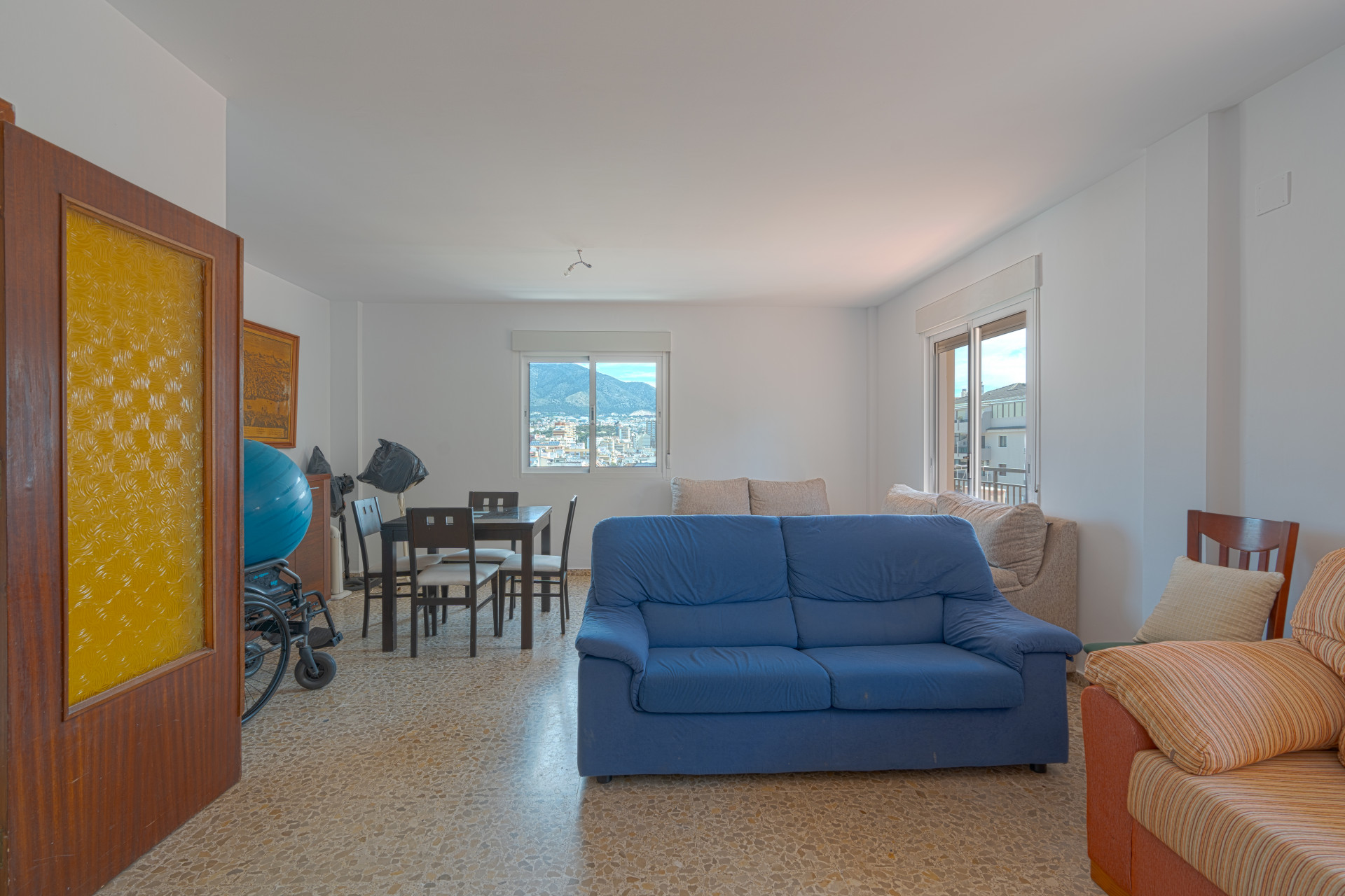 Seventh-floor apartment with 4 bedrooms and 3 bathrooms, 50 meters from the sea in Fuengirola. With 183 m² of built area, terraces with unobstructed views and plenty of natural light. Ideal for updating.