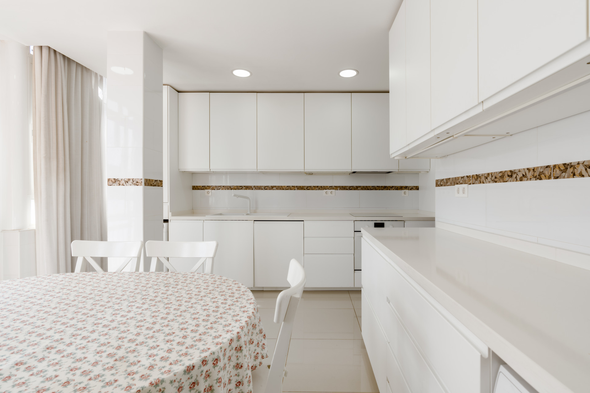 Seventh-floor apartment with 4 bedrooms and 3 bathrooms, 50 meters from the sea in Fuengirola. With 183 m² of built area, terraces with unobstructed views and plenty of natural light. Ideal for updating.