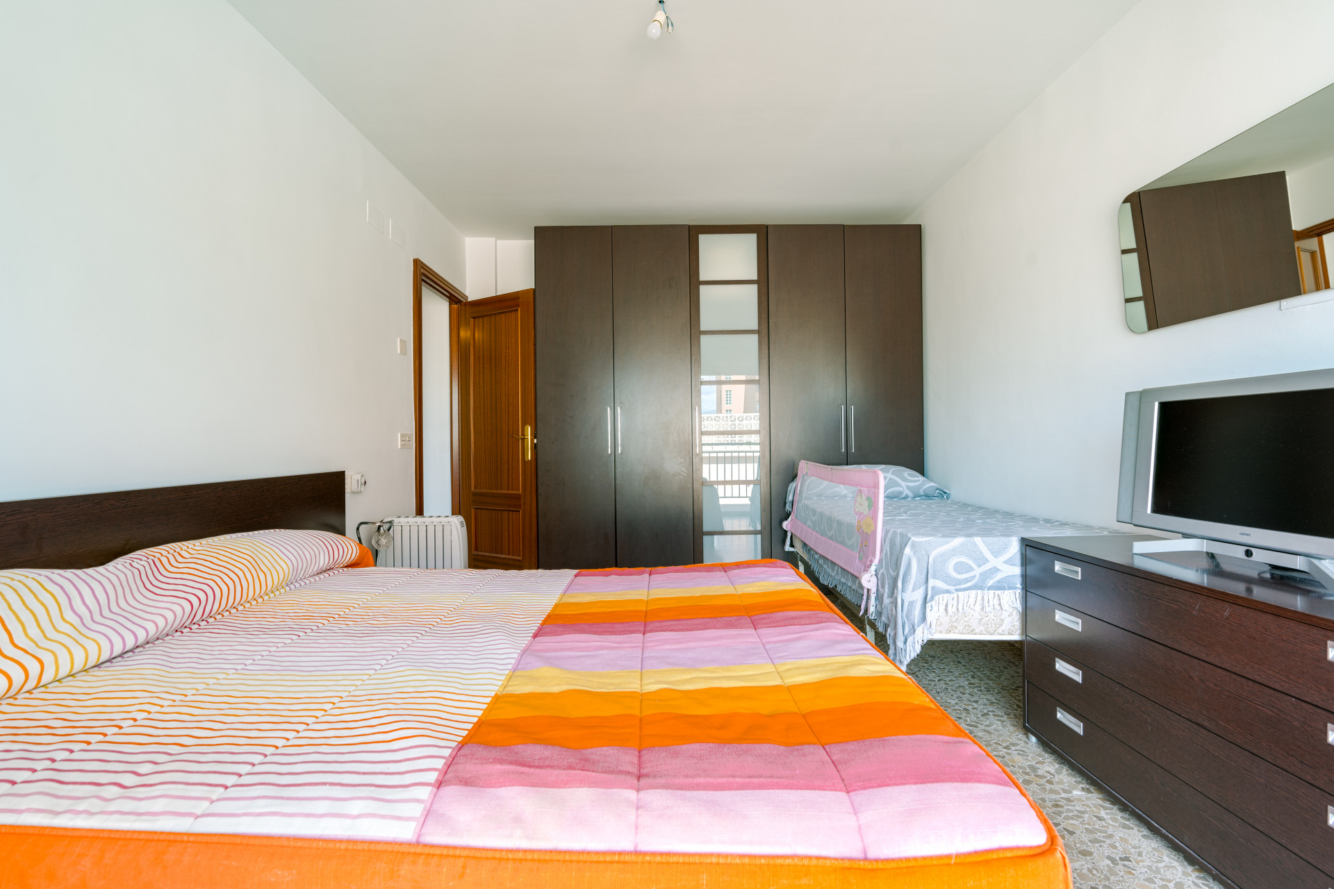 Seventh-floor apartment with 4 bedrooms and 3 bathrooms, 50 meters from the sea in Fuengirola. With 183 m² of built area, terraces with unobstructed views and plenty of natural light. Ideal for updating.