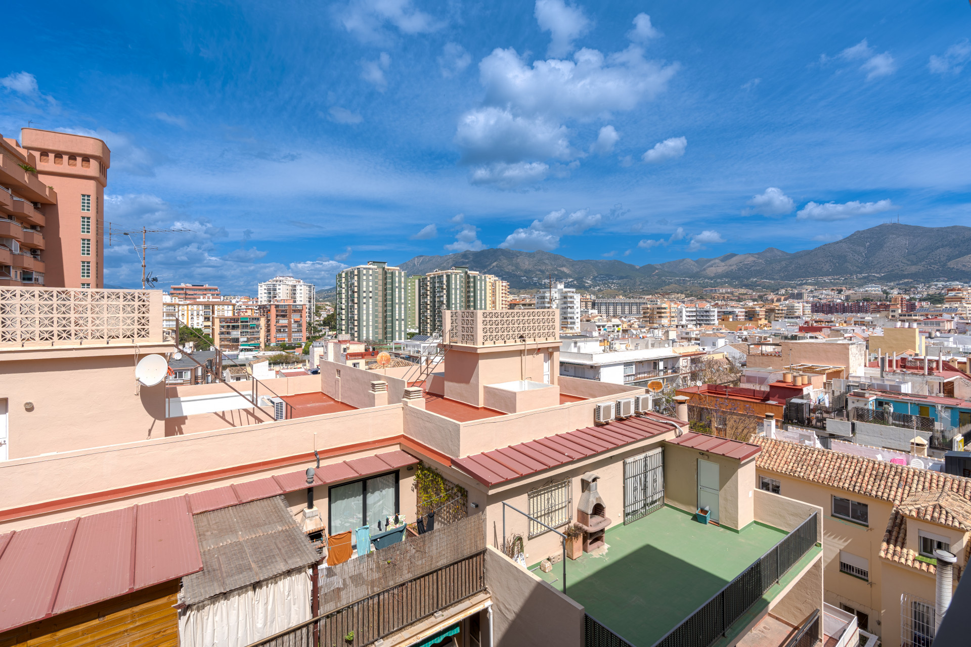 Seventh-floor apartment with 4 bedrooms and 3 bathrooms, 50 meters from the sea in Fuengirola. With 183 m² of built area, terraces with unobstructed views and plenty of natural light. Ideal for updating.
