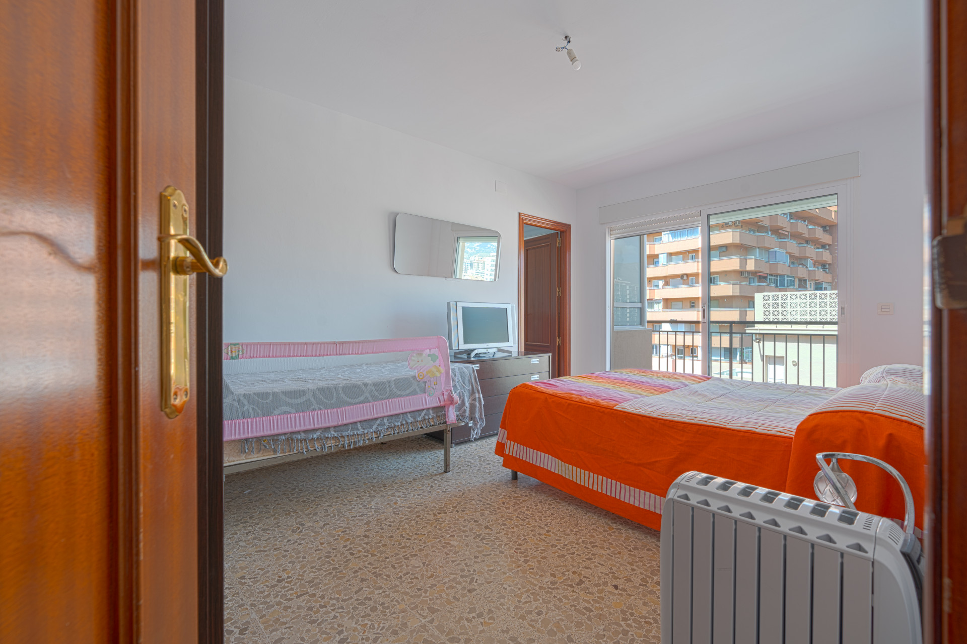Seventh-floor apartment with 4 bedrooms and 3 bathrooms, 50 meters from the sea in Fuengirola. With 183 m² of built area, terraces with unobstructed views and plenty of natural light. Ideal for updating.