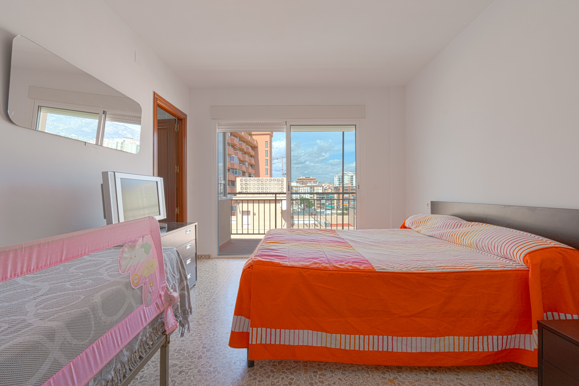 Seventh-floor apartment with 4 bedrooms and 3 bathrooms, 50 meters from the sea in Fuengirola. With 183 m² of built area, terraces with unobstructed views and plenty of natural light. Ideal for updating.