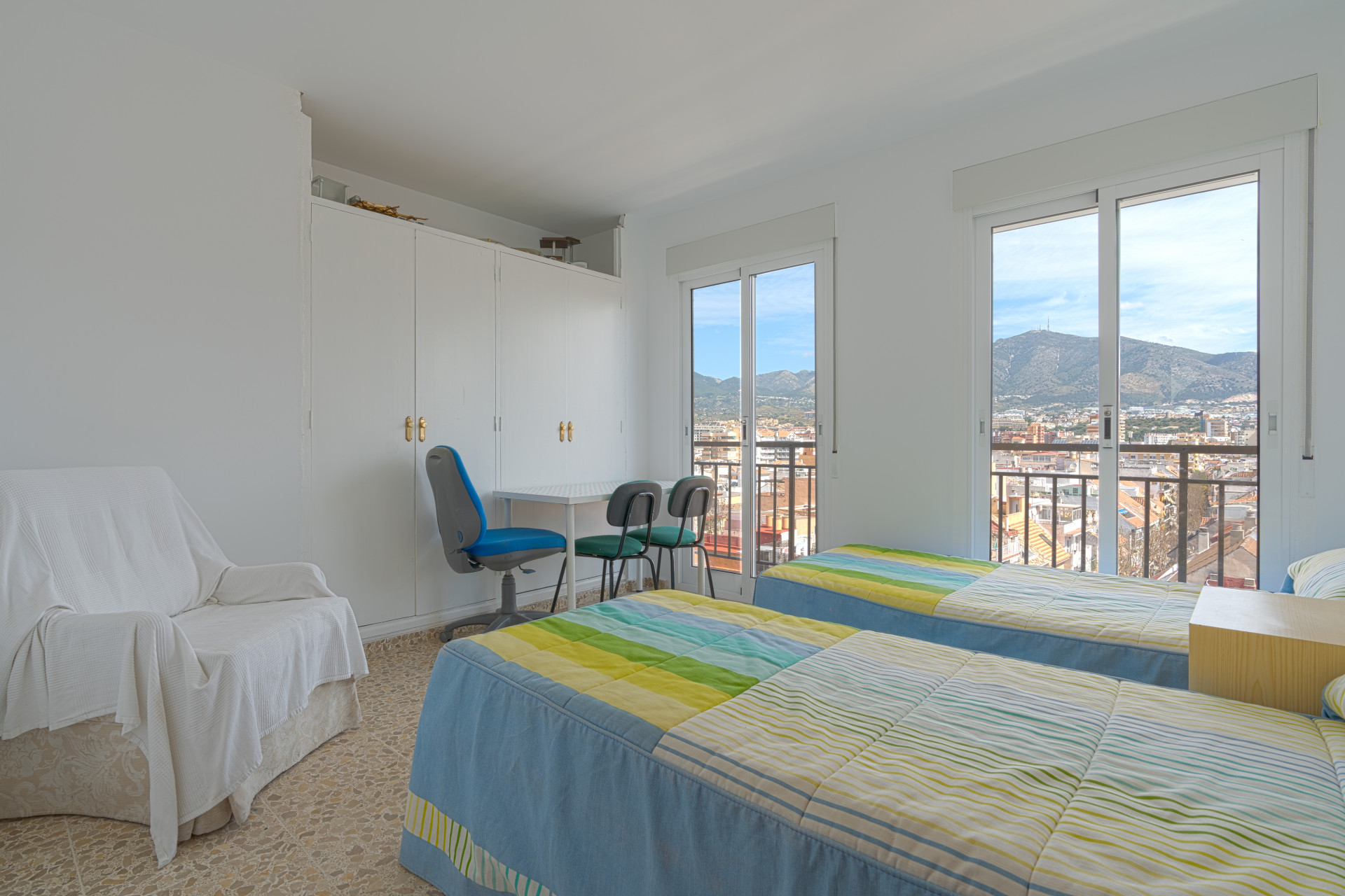 Seventh-floor apartment with 4 bedrooms and 3 bathrooms, 50 meters from the sea in Fuengirola. With 183 m² of built area, terraces with unobstructed views and plenty of natural light. Ideal for updating.