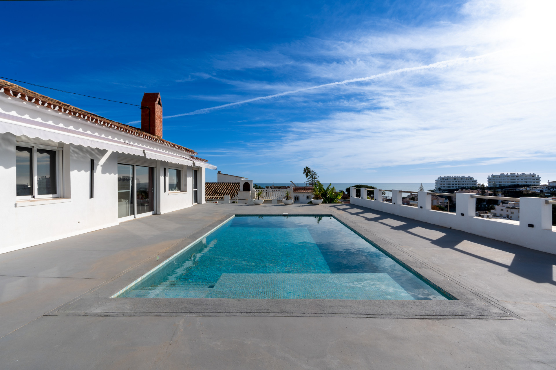 This completely renovated villa combines Mediterranean style with modern touches to create a unique home. All on one level, it features a spacious and bright living-dining room with direct access to a spectacular terrace.