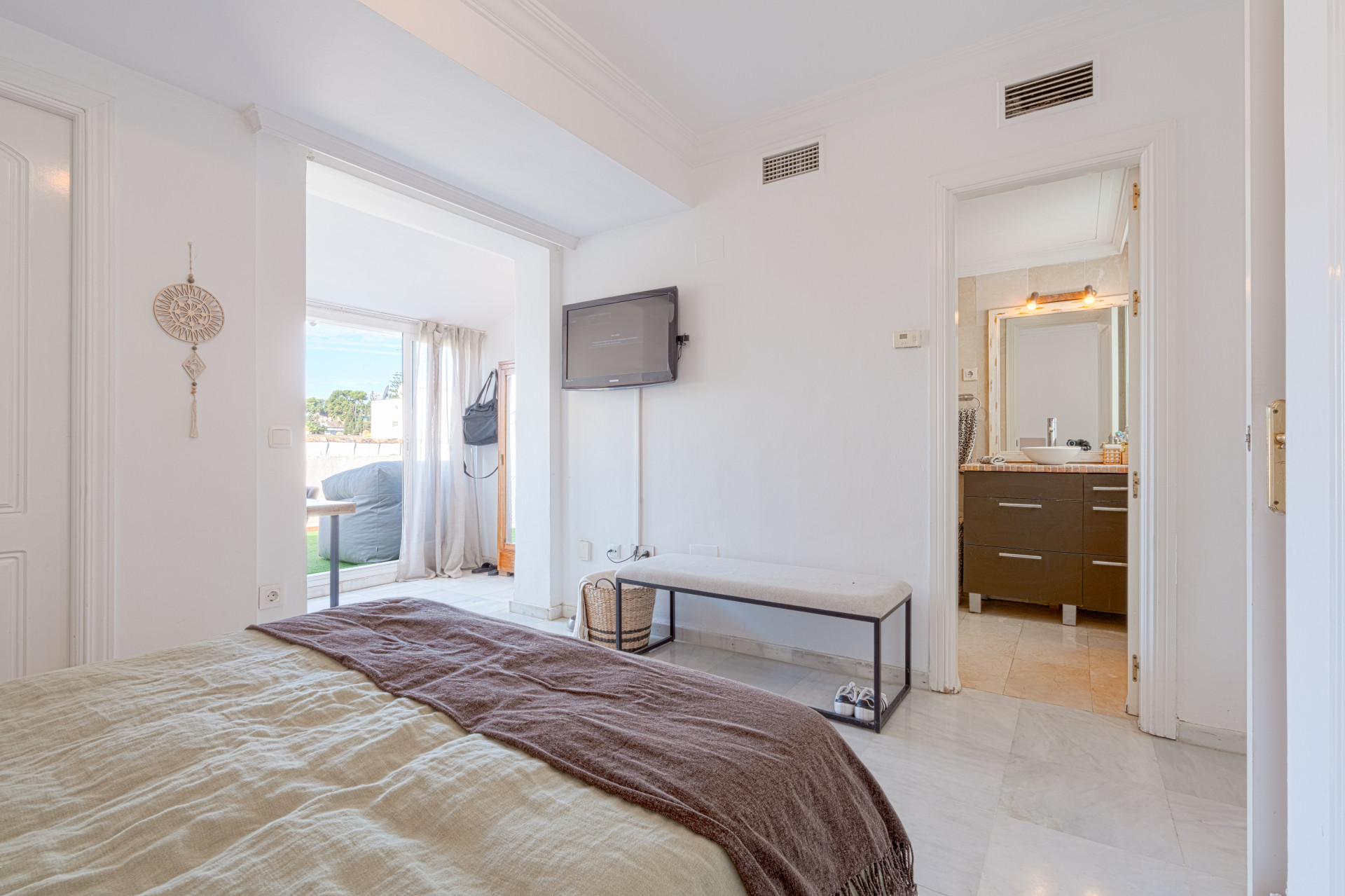 Elegant duplex penthouse just two minutes from the beach, in Marbella’s Golden Mile. Located in a gated community with 24h security, pool, and gardens.