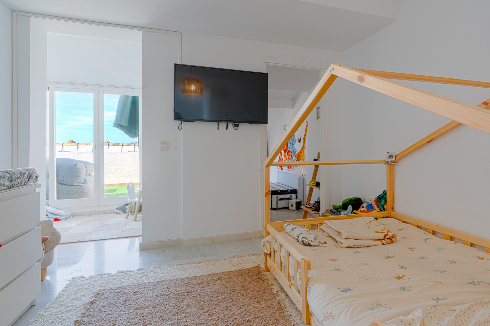 Elegant duplex penthouse just two minutes from the beach, in Marbella’s Golden Mile. Located in a gated community with 24h security, pool, and gardens.