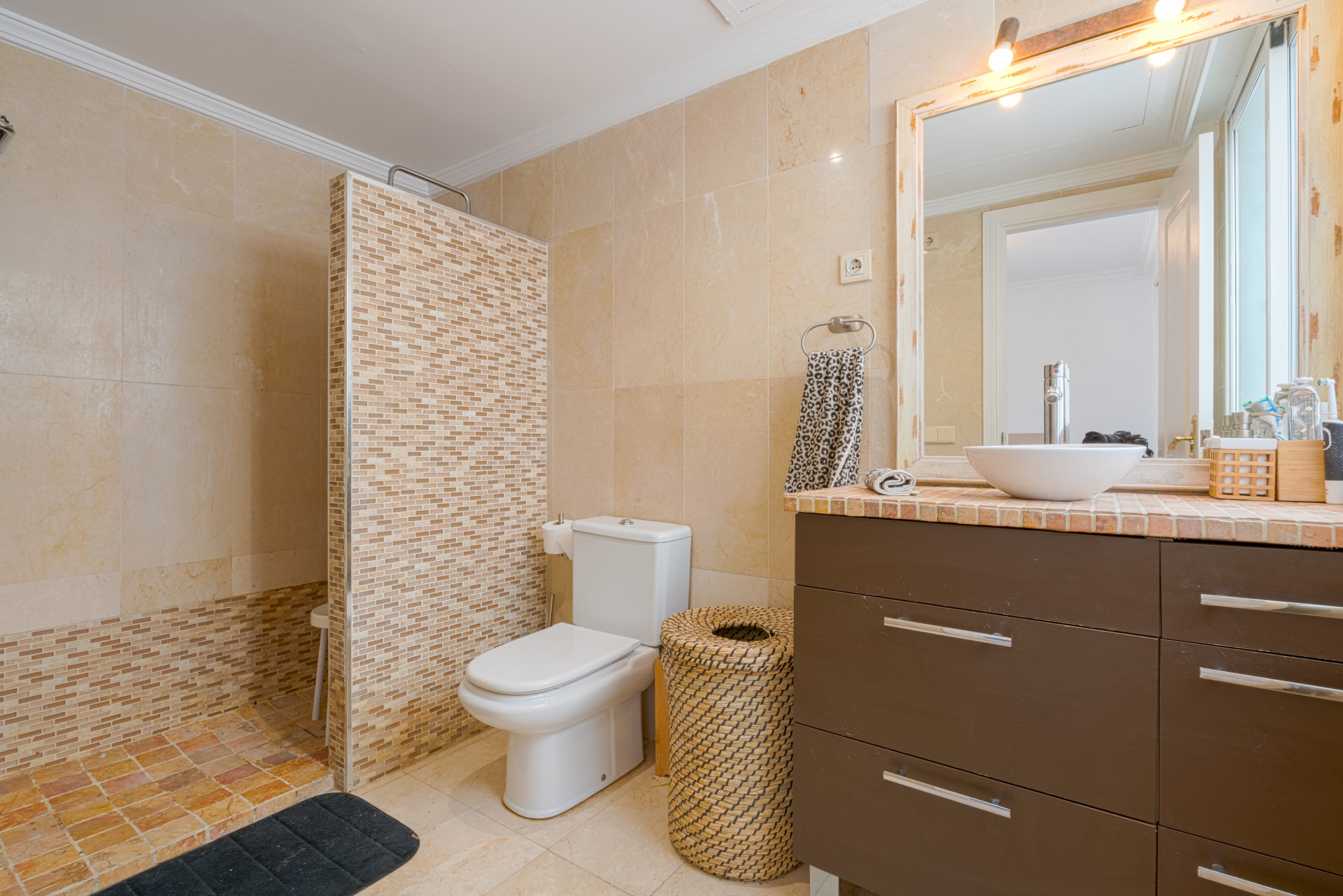 Elegant duplex penthouse just two minutes from the beach, in Marbella’s Golden Mile. Located in a gated community with 24h security, pool, and gardens.