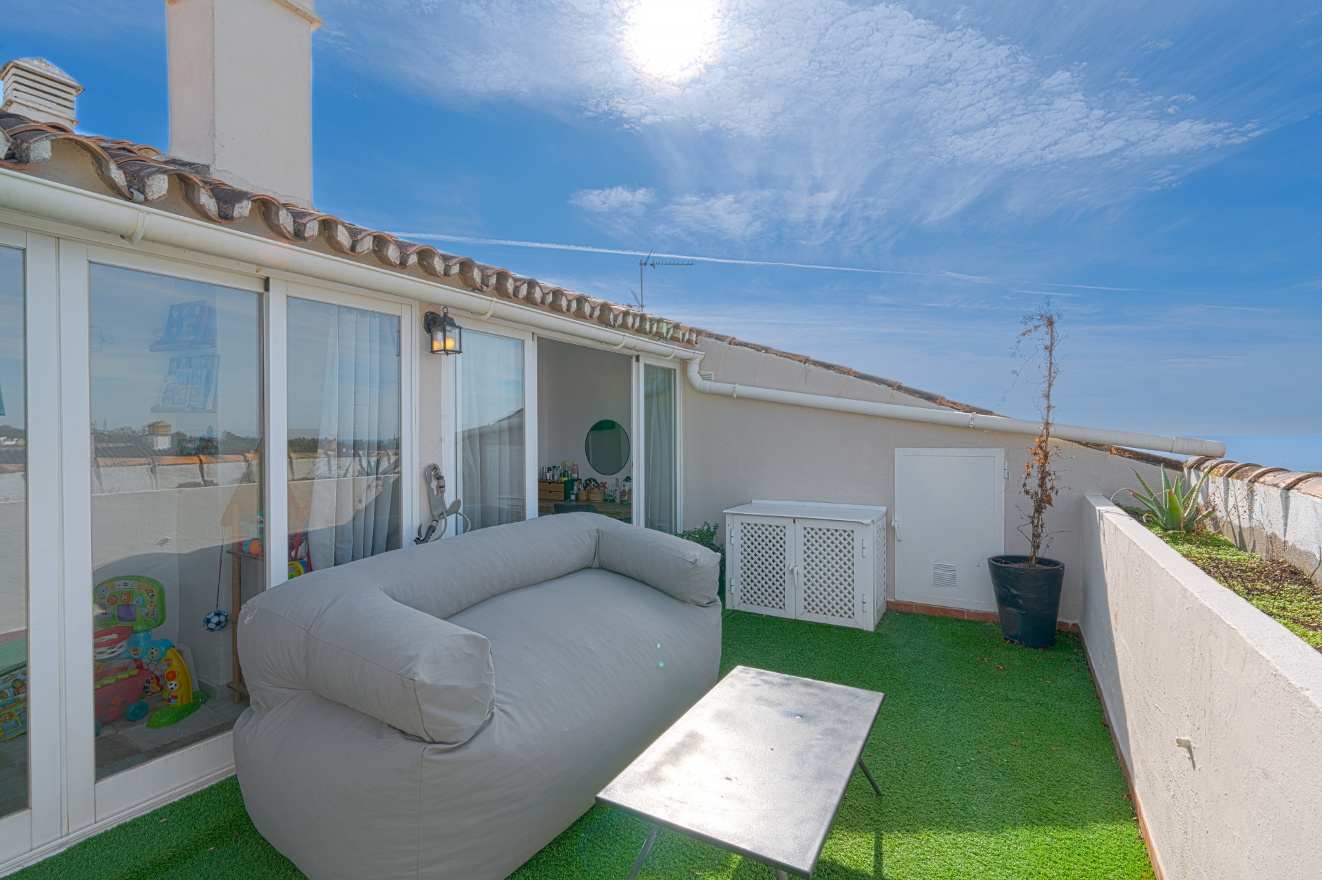 Elegant duplex penthouse just two minutes from the beach, in Marbella’s Golden Mile. Located in a gated community with 24h security, pool, and gardens.