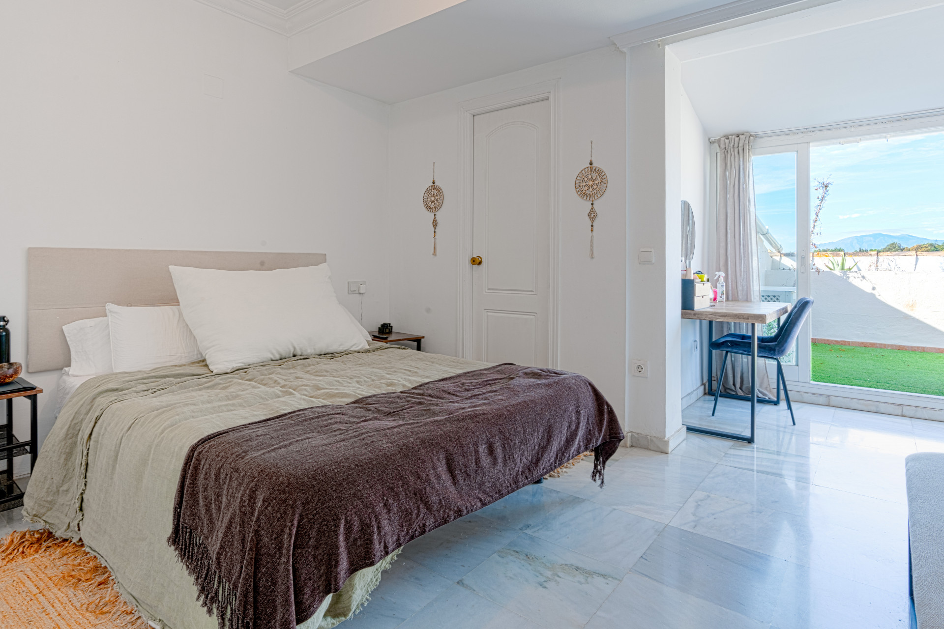 Elegant duplex penthouse just two minutes from the beach, in Marbella’s Golden Mile. Located in a gated community with 24h security, pool, and gardens.