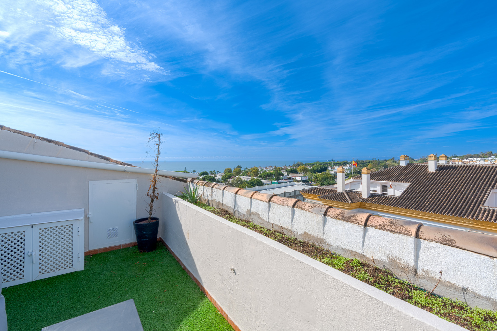 Elegant duplex penthouse just two minutes from the beach, in Marbella’s Golden Mile. Located in a gated community with 24h security, pool, and gardens.