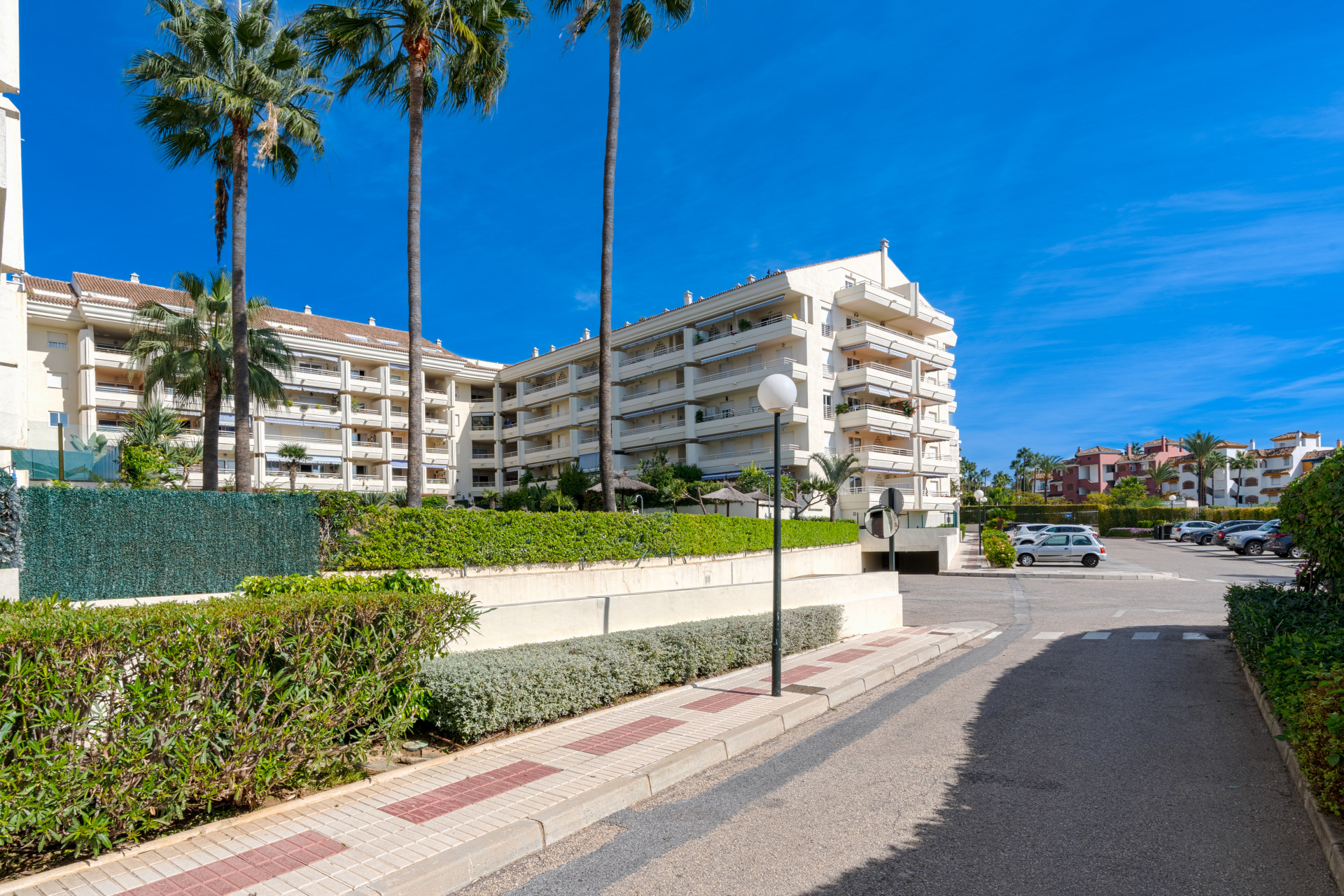 Elegant duplex penthouse just two minutes from the beach, in Marbella’s Golden Mile. Located in a gated community with 24h security, pool, and gardens.