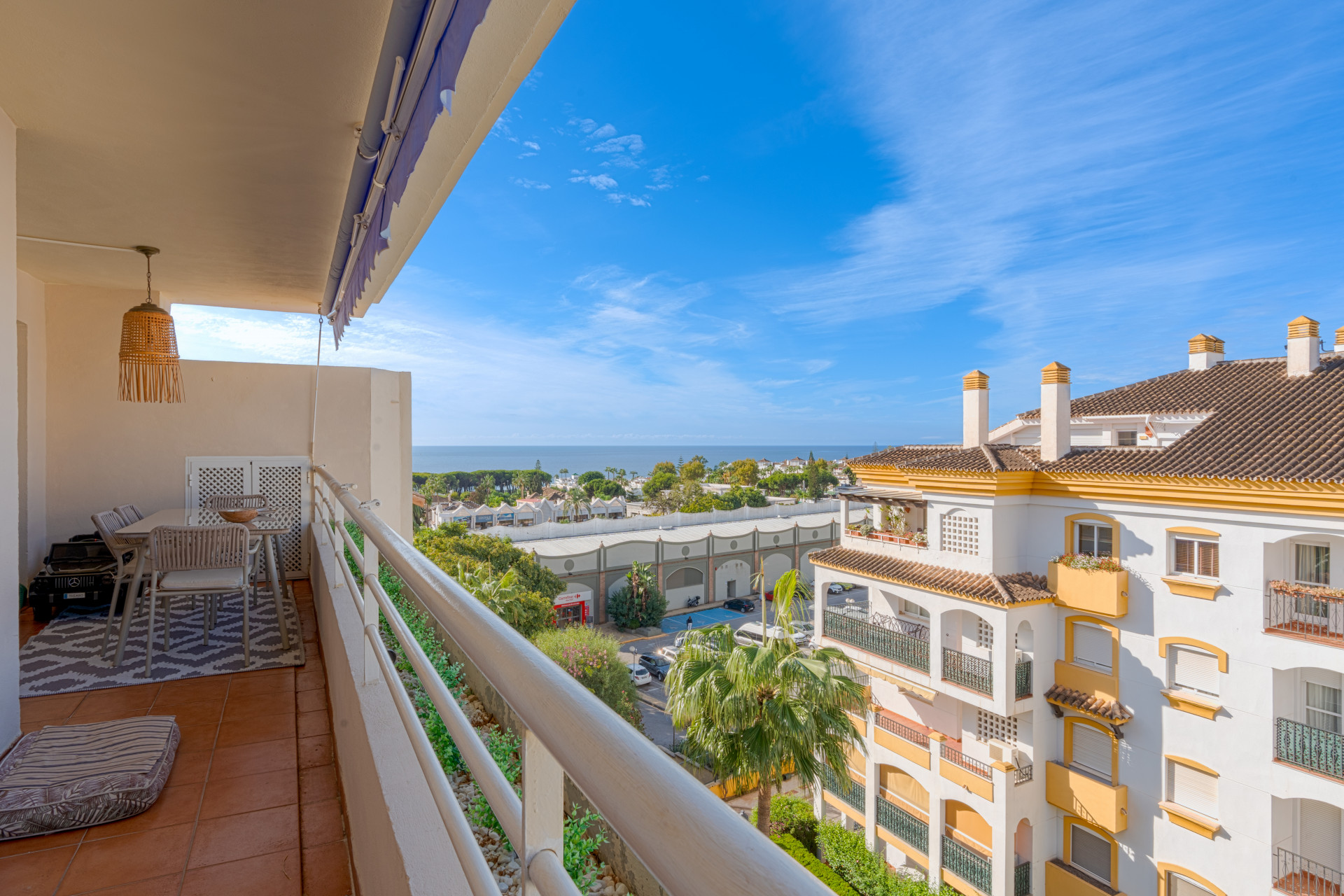 Elegant duplex penthouse just two minutes from the beach, in Marbella’s Golden Mile. Located in a gated community with 24h security, pool, and gardens.