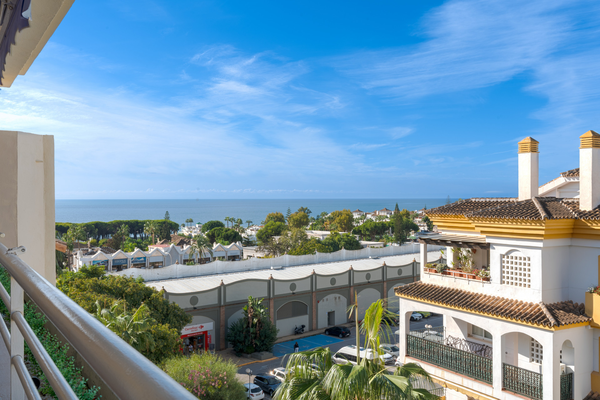 Elegant duplex penthouse just two minutes from the beach, in Marbella’s Golden Mile. Located in a gated community with 24h security, pool, and gardens.