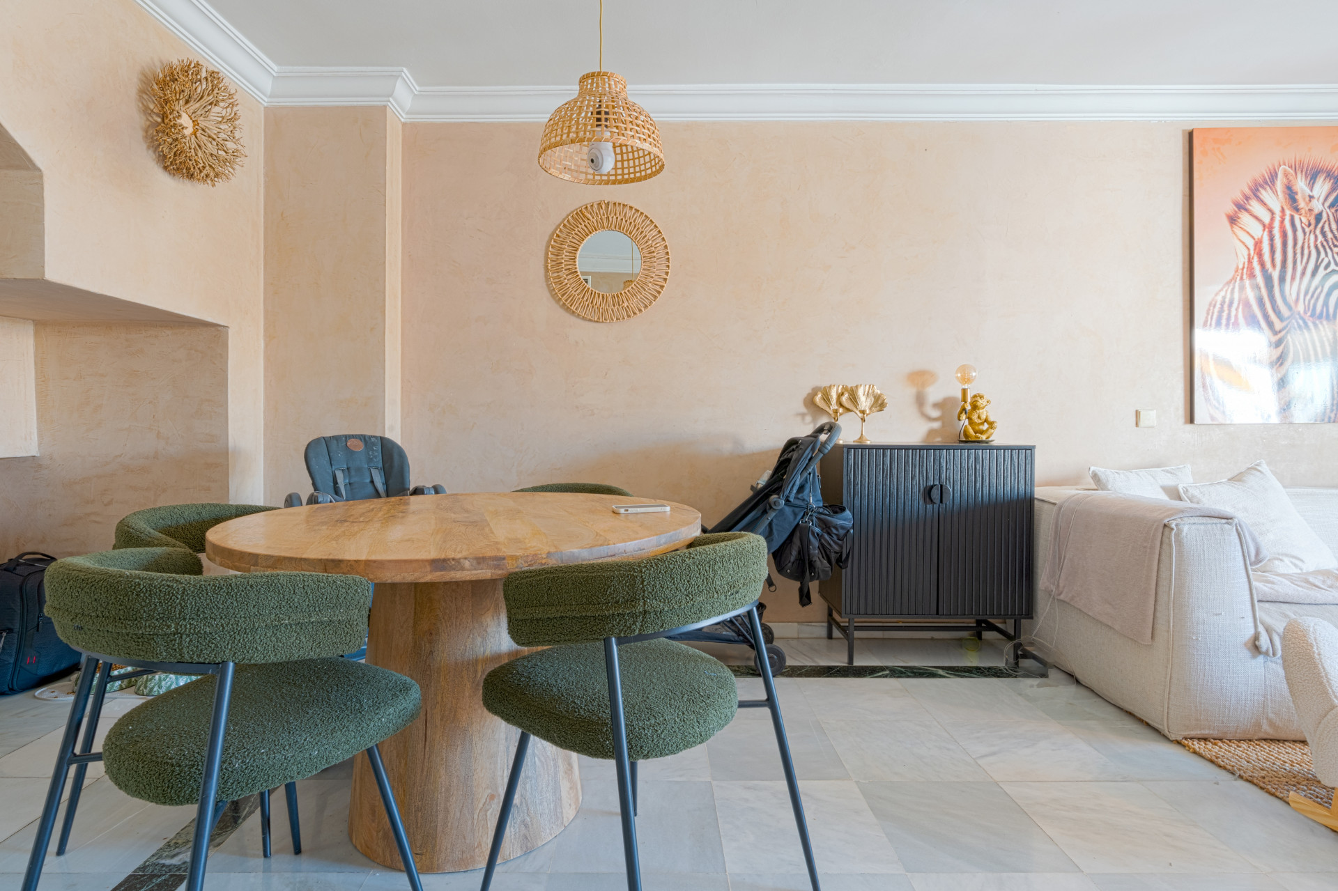 Elegant duplex penthouse just two minutes from the beach, in Marbella’s Golden Mile. Located in a gated community with 24h security, pool, and gardens.