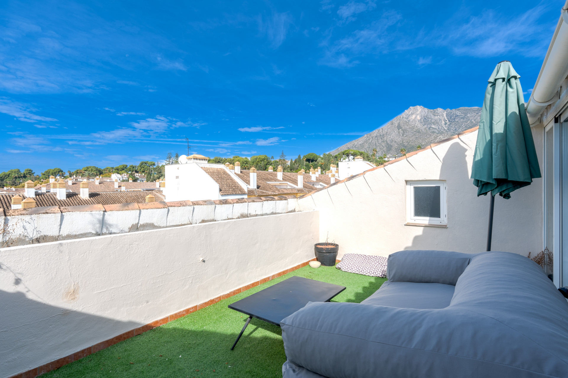 Elegant duplex penthouse just two minutes from the beach, in Marbella’s Golden Mile. Located in a gated community with 24h security, pool, and gardens.