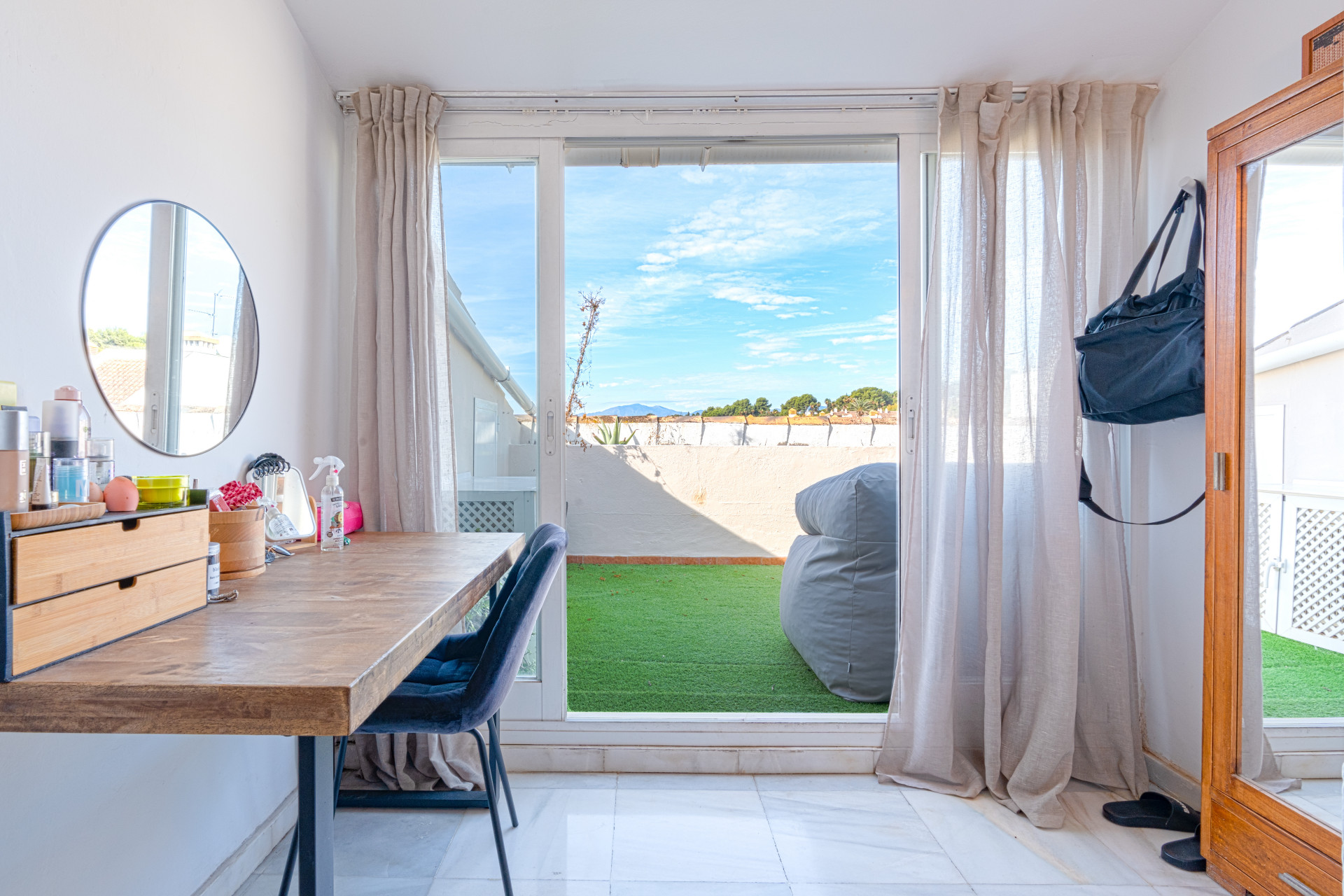 Elegant duplex penthouse just two minutes from the beach, in Marbella’s Golden Mile. Located in a gated community with 24h security, pool, and gardens.