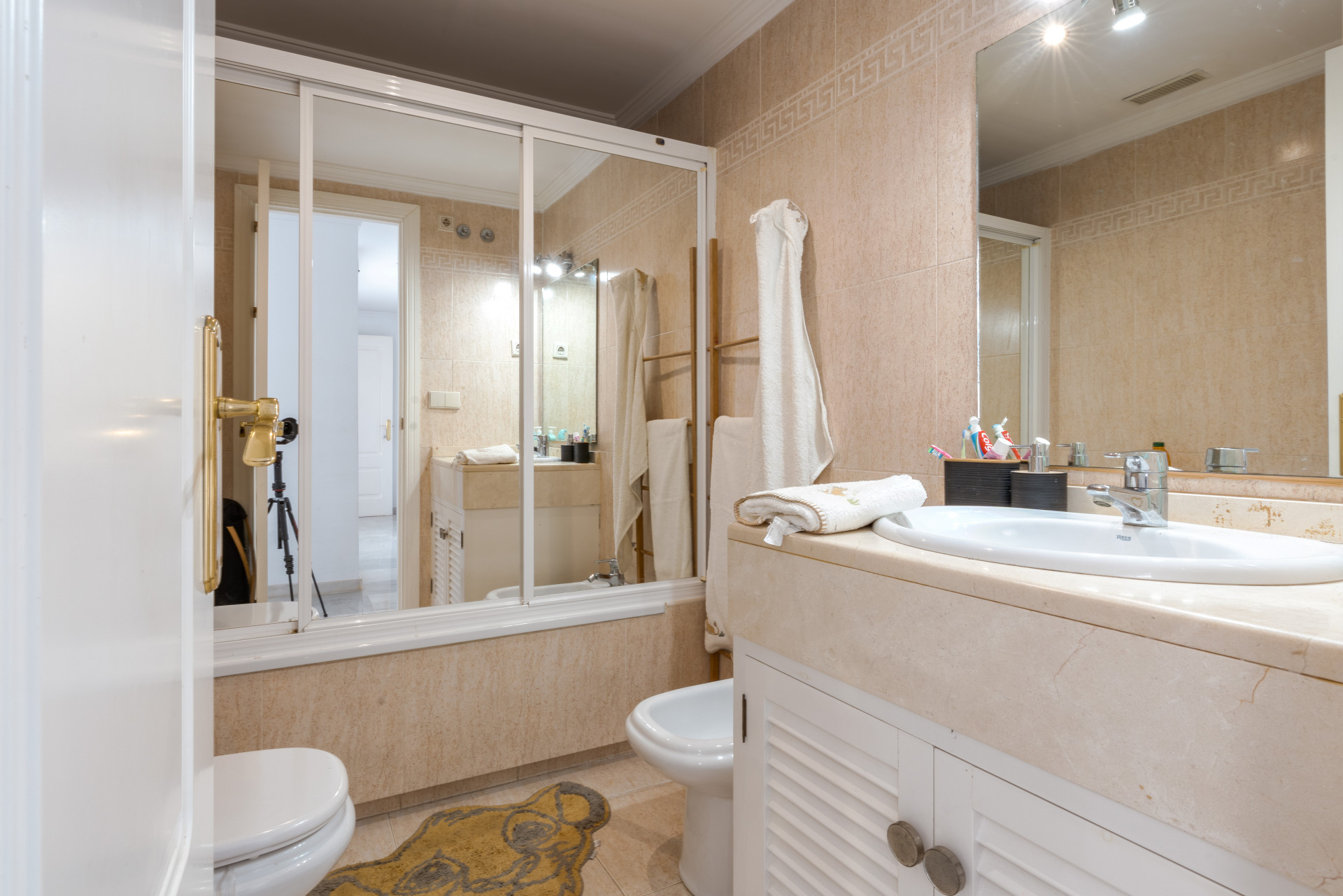 Elegant duplex penthouse just two minutes from the beach, in Marbella’s Golden Mile. Located in a gated community with 24h security, pool, and gardens.