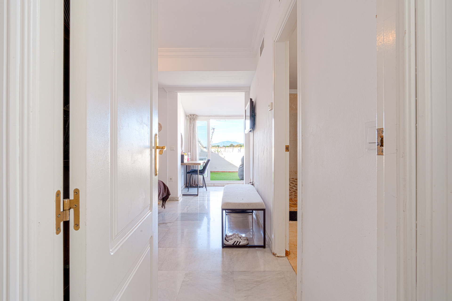 Elegant duplex penthouse just two minutes from the beach, in Marbella’s Golden Mile. Located in a gated community with 24h security, pool, and gardens.