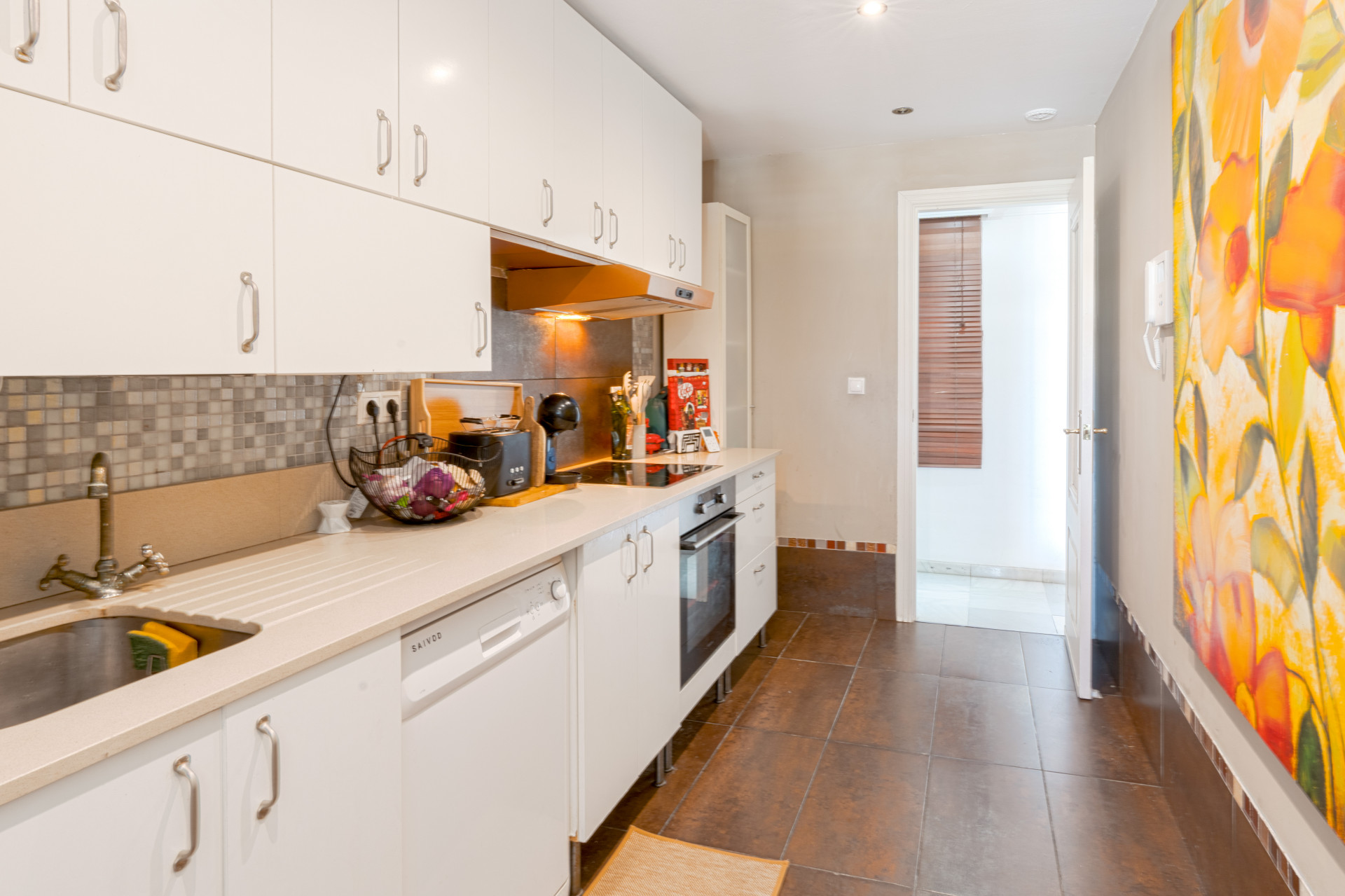 Elegant duplex penthouse just two minutes from the beach, in Marbella’s Golden Mile. Located in a gated community with 24h security, pool, and gardens.