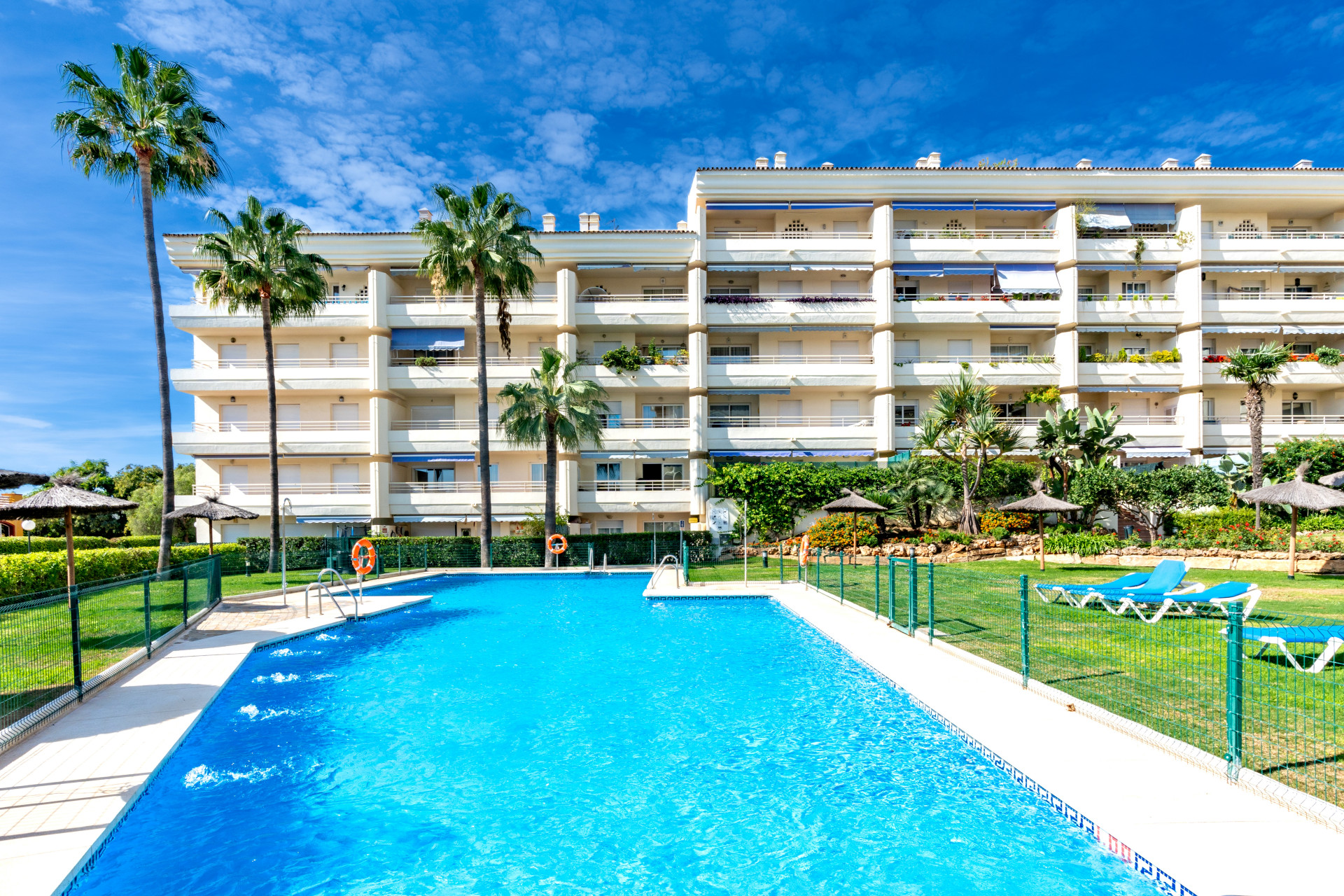 Elegant duplex penthouse just two minutes from the beach, in Marbella’s Golden Mile. Located in a gated community with 24h security, pool, and gardens.