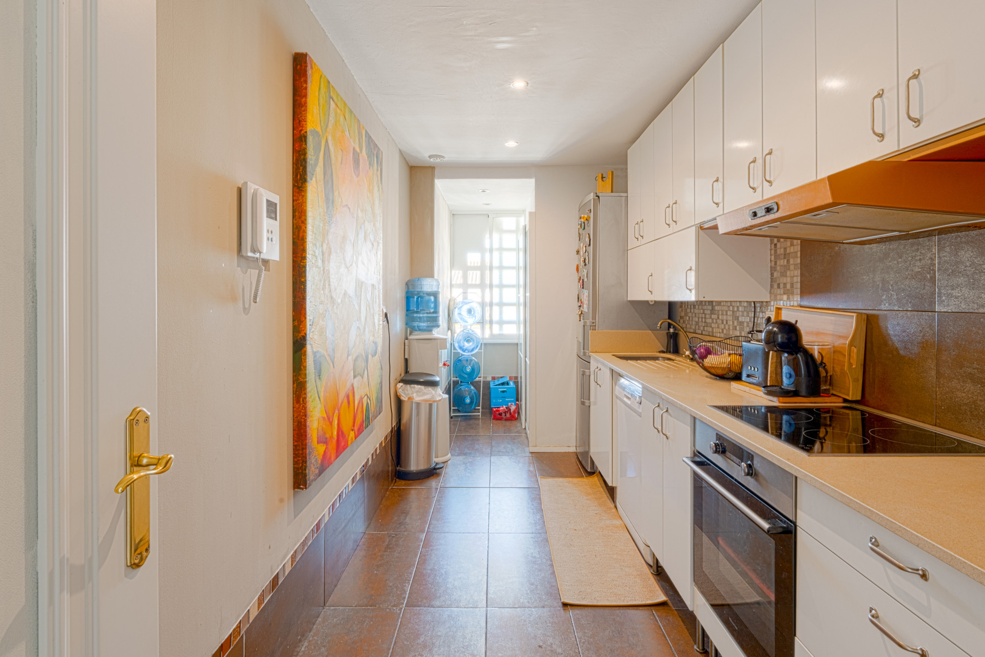 Elegant duplex penthouse just two minutes from the beach, in Marbella’s Golden Mile. Located in a gated community with 24h security, pool, and gardens.