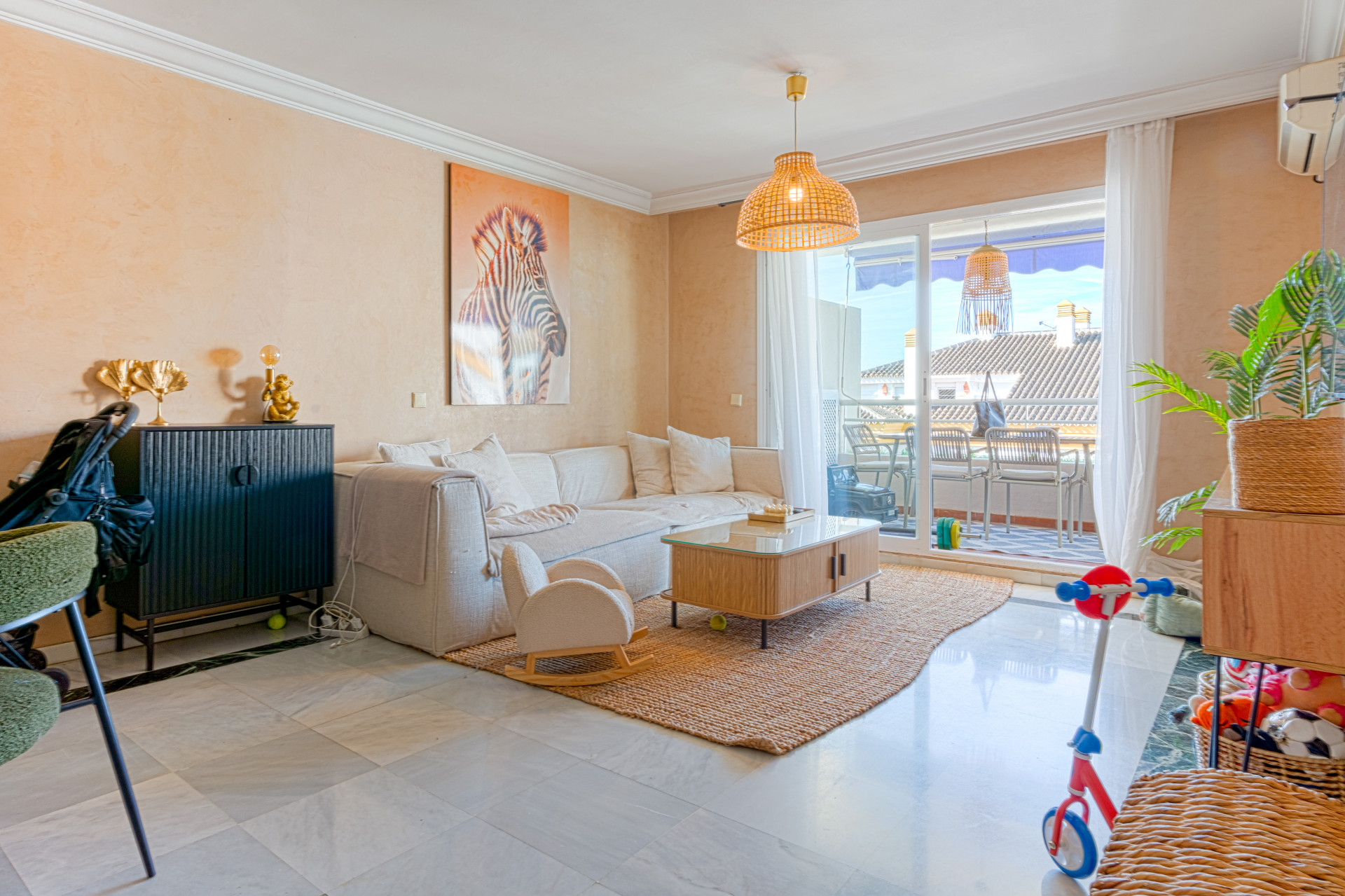 Elegant duplex penthouse just two minutes from the beach, in Marbella’s Golden Mile. Located in a gated community with 24h security, pool, and gardens.