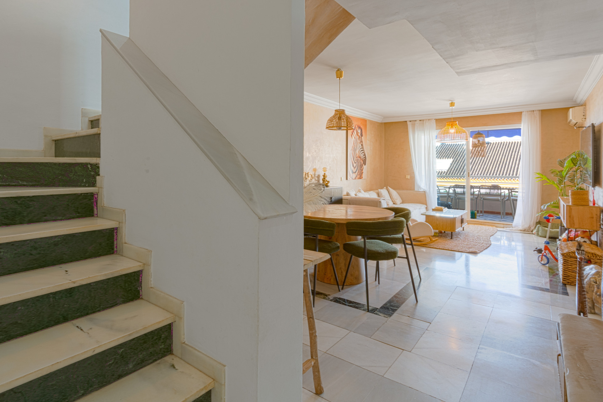 Elegant duplex penthouse just two minutes from the beach, in Marbella’s Golden Mile. Located in a gated community with 24h security, pool, and gardens.