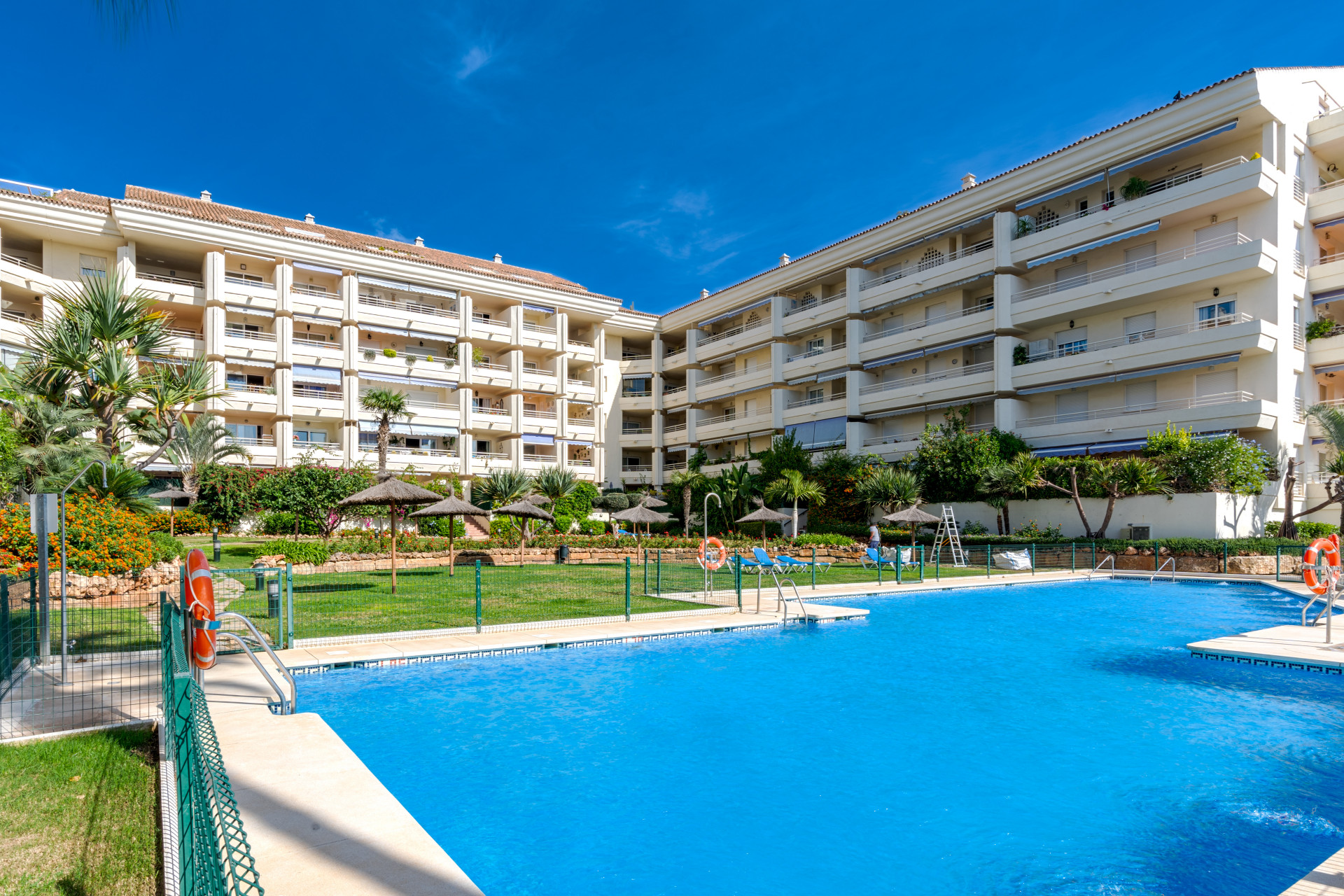 Elegant duplex penthouse just two minutes from the beach, in Marbella’s Golden Mile. Located in a gated community with 24h security, pool, and gardens.