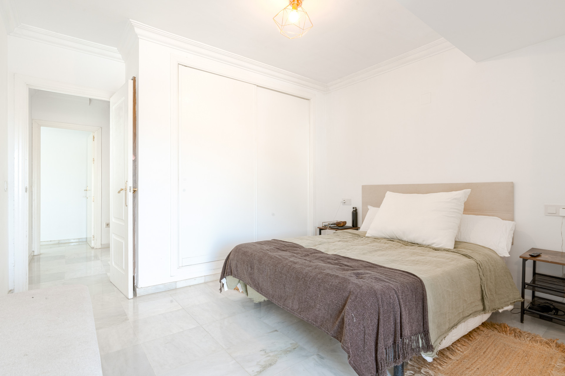Elegant duplex penthouse just two minutes from the beach, in Marbella’s Golden Mile. Located in a gated community with 24h security, pool, and gardens.
